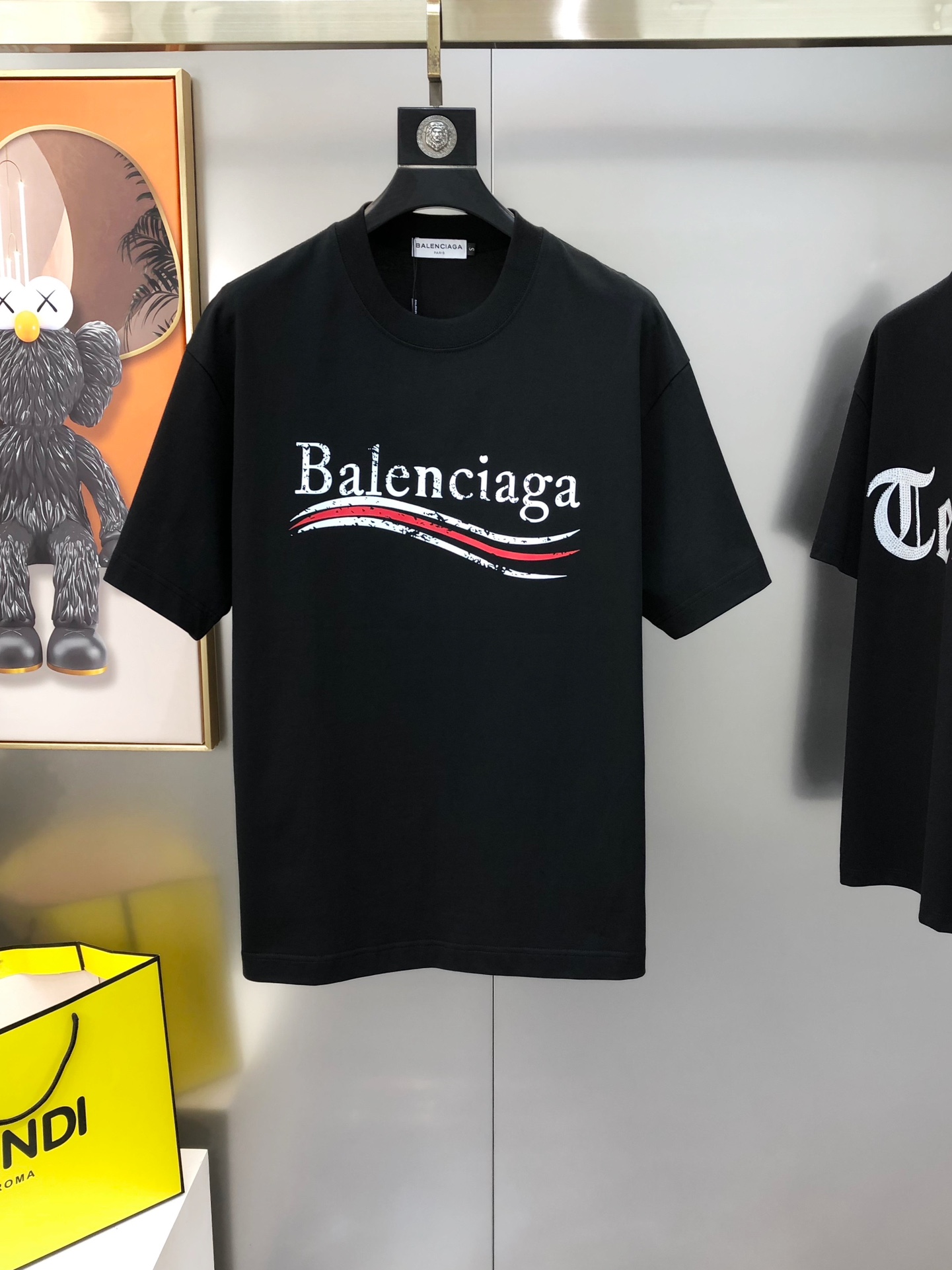 NO:135619,Bal*nciaga Spring and summer new style original single men's round neck short-sleeved T-shirt sold simultaneously in counter High-end quality High-version OS wide version Fashionable and versatile imported double-strand pure cotton fabric Printed with adhesive letters on the front and back of the chest Soft and delicate touch, skin-friendly and comfortable to wear The OEM is finely made in the upper body very handsome and stylish Men's essential items S-2XL (large, maximum size can be worn about 200 pounds. Please report height and weight when placing an order) Shipping the next day Black White,,balenciaga,T-shirt,tees,t-shirt,alexander wang19860909Bal*nciaga 巴黎世家春夏新款原单男士圆领短袖T恤 专柜同步售卖 高端品质 高版本 OS版型阔版 时尚百搭爆款定制进口双股纯棉面料 胸前后背印胶字母logo图案 手感柔软细腻 穿着亲肤舒适 代工厂精细做上身非常帅气有型 男士必备单品 尺码S-2XL（偏大 最大码可穿200斤左右 下单请报身高体重) 隔天出货 黑色 白色,,balenciaga,T-shirt,tees，t-shirt,alexander wang,Men's clothing