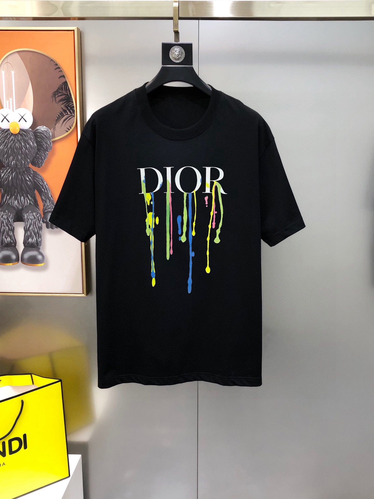 NO:135643,D*or Dior 2025 spring and summer new original single men's round neck short-sleeved T-shirt sold simultaneously in counters Hot high-end quality High-version OS style wide version Printed offset printed letter logo pattern design Custom imported double-strand pure cotton fabric Soft and delicate touch, skin-friendly and comfortable to wear The OEM is finely made in the upper body very handsome and stylish Three-standard size S-2XL (large maximum size can be worn about 200 pounds. Please report height and weight when placing an order) Shipping the next day Black White, Dior, T-shirt,tees, t-shirt,alexander wang19860909D*or 迪奥2025春夏新款原单男士圆领短袖T恤 专柜同步售卖 爆款高端品质 高版本 OS版型阔版 印胶印花字母logo图案设计 定制进口双股纯棉面料 手感柔软细腻 穿着亲肤舒适 代工厂精细做上身非常帅气有型 三标齐 全 尺码S-2XL（偏大 最大码可穿200斤左右 下单请报身高体重) 隔天出货 黑色 白色,,dior,T-shirt,tees，t-shirt,alexander wang,Men's clothing