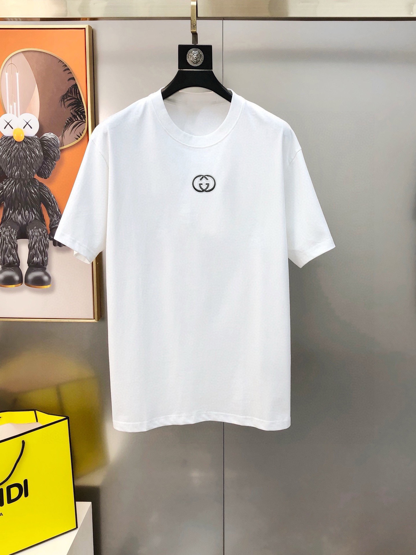 NO:135632,G*cci Guqi 2025 spring and summer new original single men's round neck short-sleeved T-shirt sold simultaneously in counters Hot high-end quality High-version OS version Large version Three-dimensional embroidered logo pattern design Custom imported double-strand pure cotton fabric Soft and delicate touch, skin-friendly and comfortable to wear The OEM factory made the top body very handsome and stylish Three-standard size S-2XL (large, maximum size can be worn about 200 kilograms. Please report height and weight when placing an order) Shipping the next day Black White, T-shirt,tees, t-shirt,alexander wang19860909G*cci 古齐2025春夏新款原单男士圆领短袖T恤 专柜同步售卖 爆款高端品质 高版本 OS版型阔版 立体刺绣logo图案设计 定制进口双股纯棉面料 手感柔软细腻 穿着亲肤舒适 代工厂精细做上身非常帅气有型 三标齐 全 尺码S-2XL（偏大 最大码可穿200斤左右 下单请报身高体重) 隔天出货 黑色 白色,,T-shirt,tees，t-shirt,alexander wang,Men's clothing