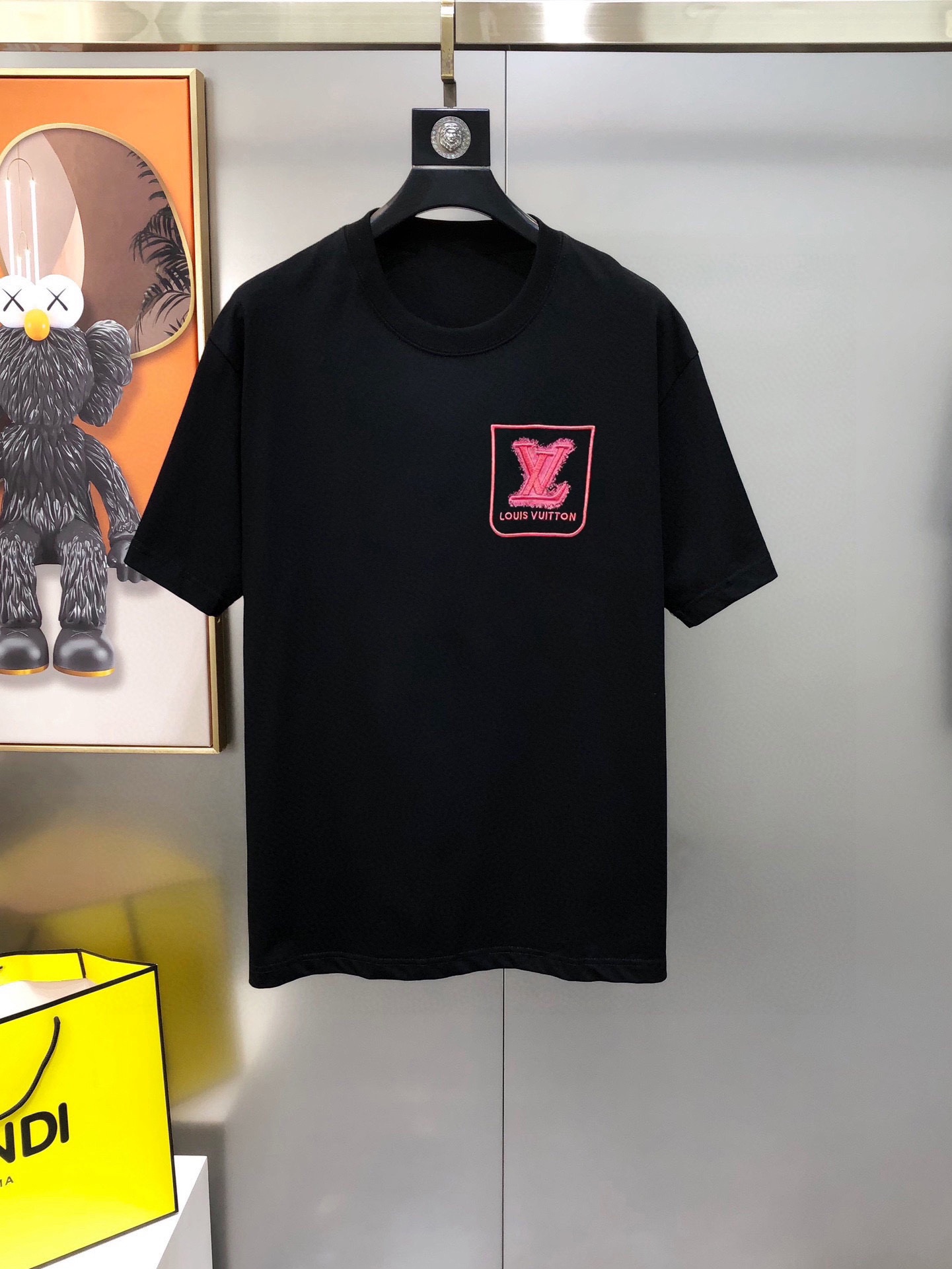 NO:135647,LV Louis Vuitton 2025 spring and summer new original single men's round neck short-sleeved T-shirt sold simultaneously in counters Hot high-end quality High-version OS wide version Chest patch embroidered logo design Custom imported double-strand pure cotton fabric Soft and delicate touch, skin-friendly and comfortable to wear The OEM factory made the top body very handsome and stylish Three-standard size S-2XL (large, maximum size can be worn about 200 pounds. Please report height and weight when placing an order) Shipping the next day Black White,,louis vuitton,louis vuitton,T-shirt,tees,t-shirt,alexander wang19860909LV 路易威登2025春夏新款原单男士圆领短袖T恤 专柜同步售卖 爆款高端品质 高版本 OS版型阔版 胸前贴布绣logo设计 定制进口双股纯棉面料 手感柔软细腻 穿着亲肤舒适 代工厂精细做上身非常帅气有型 三标齐 全 尺码S-2XL（偏大 最大码可穿200斤左右 下单请报身高体重) 隔天出货 黑色 白色,,louis vuitton,louis vuitton,T-shirt,tees，t-shirt,alexander wang,Men's clothing