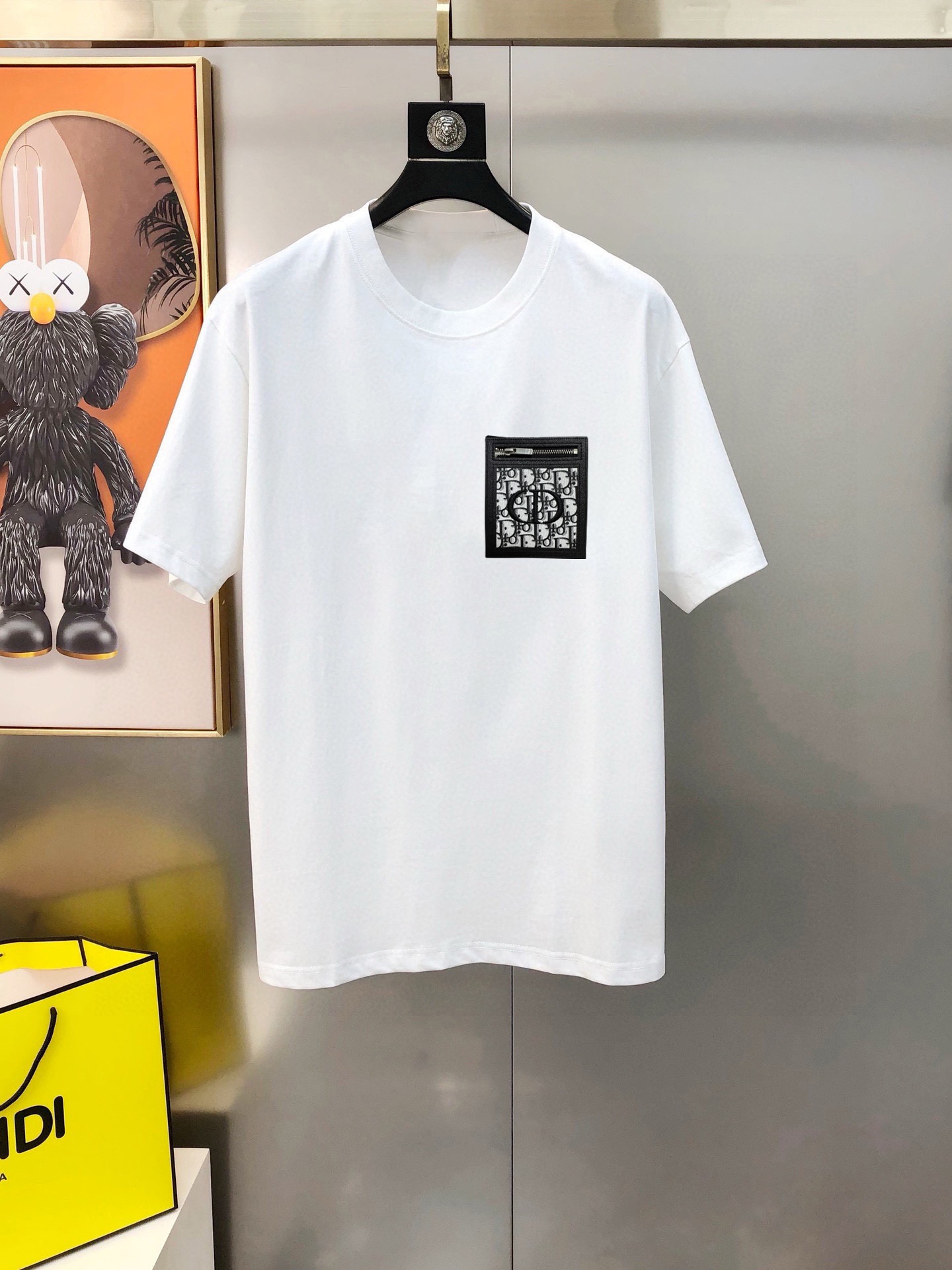 NO:135636,D*or Dior 2025 spring and summer new original single men's round neck short-sleeved T-shirt sold simultaneously in counters Hot high-end quality High-version OS wide version Chest patch embroidered logo design Custom imported double-strand pure cotton fabric Soft and delicate touch, skin-friendly and comfortable to wear The OEM is finely made in the factory and very handsome and stylish. Three standards are complete. Size S-2XL (large maximum size can be worn about 200 pounds. Please report height and weight when placing an order) Shipping the next day Black White, Dior, T-shirt,tees, t-shirt,alexander wang19860909D*or 迪奥2025春夏新款原单男士圆领短袖T恤 专柜同步售卖 爆款高端品质 高版本 OS版型阔版 胸前贴布绣logo设计 定制进口双股纯棉面料 手感柔软细腻 穿着亲肤舒适 代工厂精细做上身非常帅气有型 三标齐 全 尺码S-2XL（偏大 最大码可穿200斤左右 下单请报身高体重) 隔天出货 黑色 白色,,dior,T-shirt,tees，t-shirt,alexander wang,Men's clothing