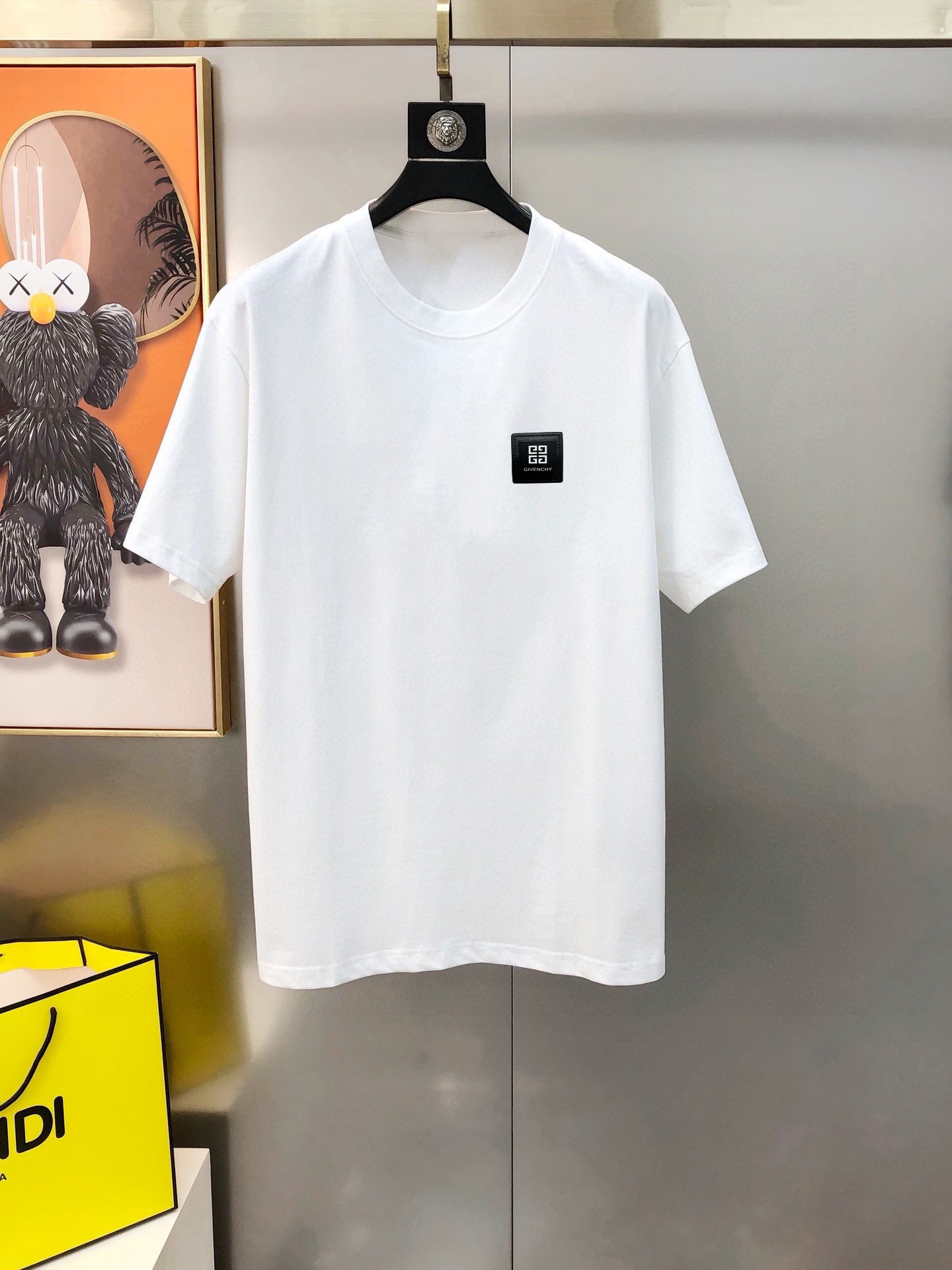 NO:135645,G*venchy 2025 spring and summer new style original single men's round neck short-sleeved T-shirt sold simultaneously in the counter, hot high-end quality, high-version OS wide version, chest embroidered logo design, customized imported double-strand pure cotton fabric, soft and delicate, skin-friendly and comfortable to wear, OEM factory made the top body very handsome and stylish, three-standard size, complete S-2XL (large, maximum size can be worn about 200 pounds, please report height and weight to place an order) Shipping the next day Black White,, given, T-shirt,tees, t-shirt,alexander wang19860909G*venchy 纪梵希2025春夏新款原单男士圆领短袖T恤 专柜同步售卖 爆款高端品质 高版本 OS版型阔版 胸前绣logo标设计 定制进口双股纯棉面料 手感柔软细腻 穿着亲肤舒适 代工厂精细做上身非常帅气有型 三标齐 全 尺码S-2XL（偏大 最大码可穿200斤左右 下单请报身高体重) 隔天出货 黑色 白色,,givenchy,T-shirt,tees，t-shirt,alexander wang,Men's clothing