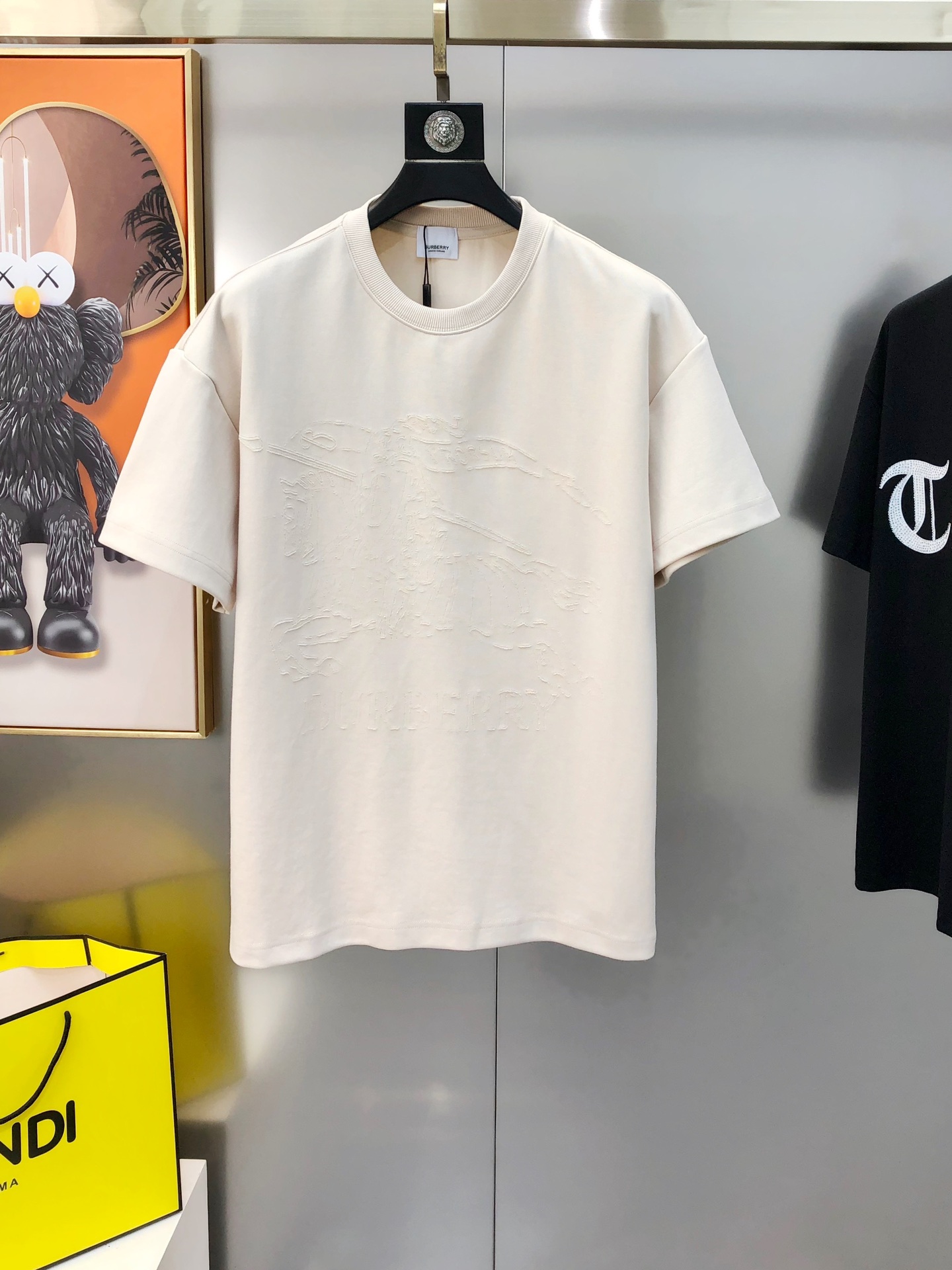 NO:135635,BURBE** Burberry Spring and Summer New Original Single Men's Round Neck Short-Sleeve T-shirts sold simultaneously in the counter High-end quality High-version OS wide version Popular chest cut flower letter logo War horse pattern design Custom imported exclusive cotton fabric Soft and delicate feel, skin-friendly and comfortable to wear The OEM factory made the upper body very handsome and stylish Men's essential items Three standards Complete S-3XL (large maximum size can be worn about 220 kilograms. Please report height and weight when placing an order) Shipping the next day Black Green Yellow Khaki, Burberry, Burberry, T-shirt,tees, t-shirt,alexander wang19860909BURBE** 巴宝莉春夏新款原单男士圆领短袖T恤 专柜同步售卖 高端品质 高版本 OS版型阔版 爆款胸前切割烧花字母logo战马图案设计 定制进口专属纯棉面料 手感柔软细腻 穿着亲肤舒适 代工厂精细做上身非常帅气有型 男士必备单品 三标齐 全 尺码S-3XL（偏大最大码可穿220斤左右 下单请报身高体重) 隔天出货 黑色 绿色 黄色 卡其色,,burberry,burberry,T-shirt,tees，t-shirt,alexander wang,Men's clothing