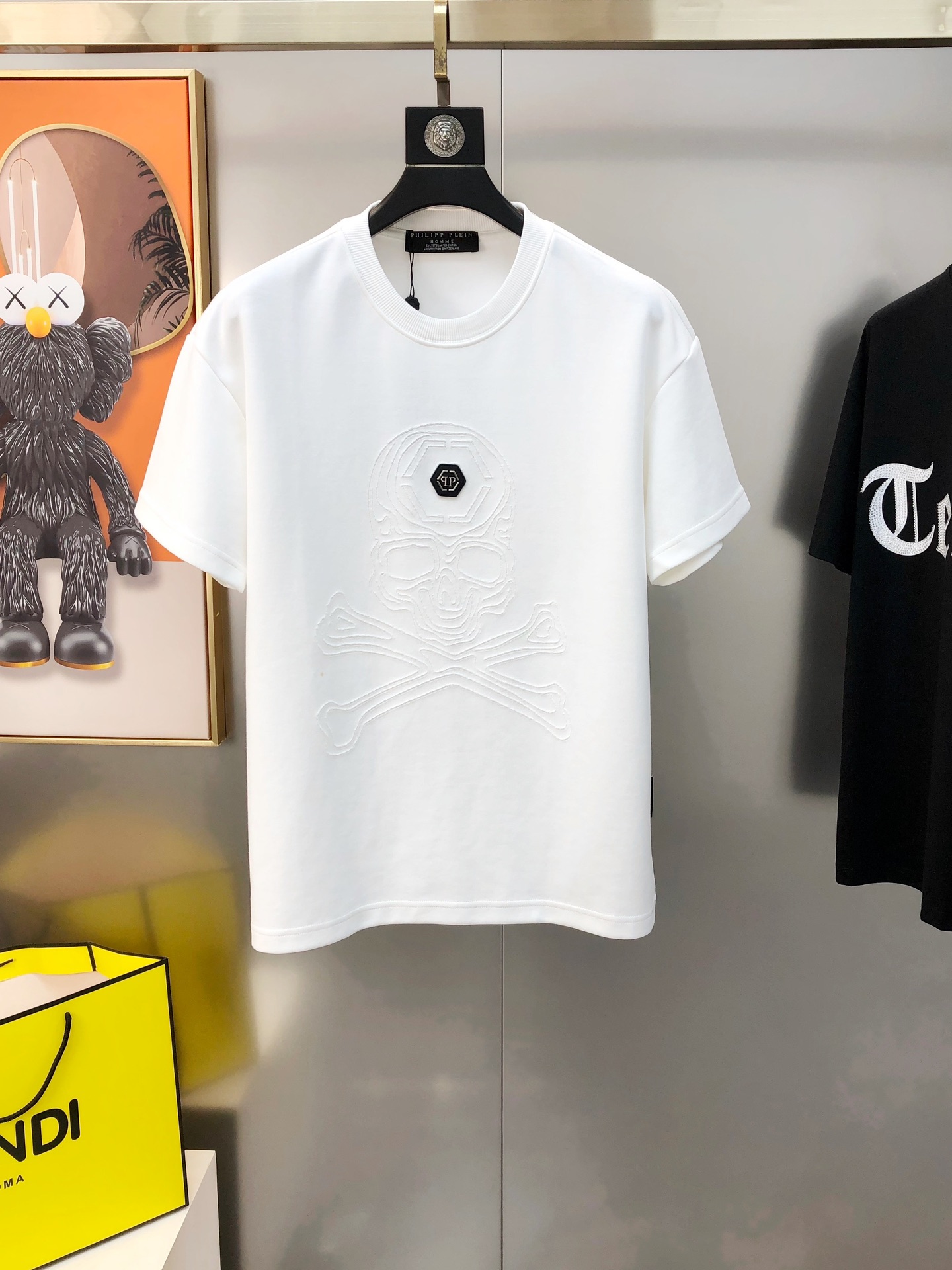 NO:135630,PP Philippe Rhein Spring and Summer New Original Single Men's Round Neck Short-Sleeve T-shirt Sold in the Counter Simultaneously High-end Quality High-version OS Wide Edition Popular Chest Cutting Burning Flower Logo Pattern Design Customized Imported Exclusive Cotton Fabric Soft and Delicate Hands Skin-friendly Wearing Comfortable OEM Factory Finely Made in the Upper Body Very Handsome and Stylish Men's Essential Products Three Standards Complete Size S-3XL (large Max Size S-3XL Can Wear About 220 catties. Please report your height and weight when placing an order) Shipping the next day Black White Egg Yellow, PHILIPP PLEIN, T-shirt,tees, t-shirt,alexander wang19860909PP 菲利普普莱茵春夏新款原单男士圆领短袖T恤 专柜同步售卖 高端品质 高版本 OS版型阔版 爆款胸切割烧花logo图案设计 定制进口专属纯棉面料 手感柔软细腻 穿着亲肤舒适 代工厂精细做上身非常帅气有型 男士必备单品 三标齐 全 尺码S-3XL（偏大最大码可穿220斤左右 下单请报身高体重) 隔天出货 黑色 白色 蛋黄色,,PHILIPP PLEIN,T-shirt,tees，t-shirt,alexander wang,Men's clothing