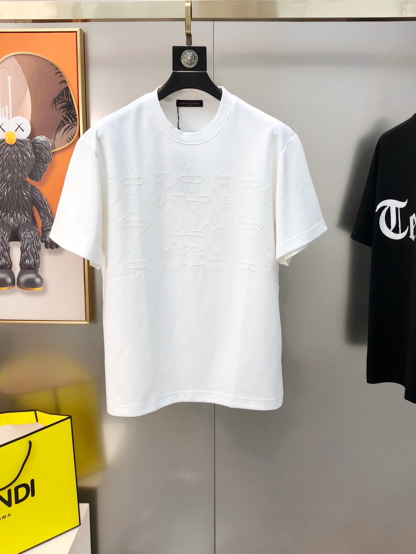 NO:135637,LV Louis Vuitton Spring and Summer New Original Single Men's Round Neck Short-Sleeve T-shirts are sold simultaneously in the counter. High-end quality. High-version. OS wide version. Popular double-sleeved cut flower logo pattern design. Custom imported exclusive cotton fabric. Soft and delicate touch. Skin-friendly and comfortable to wear. OEM factory made the upper body very handsome and stylish. Must-have items for men. Three standards. Complete size S-3XL (large maximum size can be worn about 220 pounds. Please report height and weight when placing an order) Shipping the next day. Black White Green,,louis vuitton,louis vuitton,T-shirt,tees,t-shirt,alexander wang19860909LV 路易威登春夏新款原单男士圆领短袖T恤 专柜同步售卖 高端品质 高版本 OS版型阔版 爆款双袖切割烧花logo图案设计 定制进口专属纯棉面料 手感柔软细腻 穿着亲肤舒适 代工厂精细做上身非常帅气有型 男士必备单品 三标齐 全 尺码S-3XL（偏大最大码可穿220斤左右 下单请报身高体重) 隔天出货 黑色 白色 绿色,,louis vuitton,louis vuitton,T-shirt,tees，t-shirt,alexander wang,Men's clothing