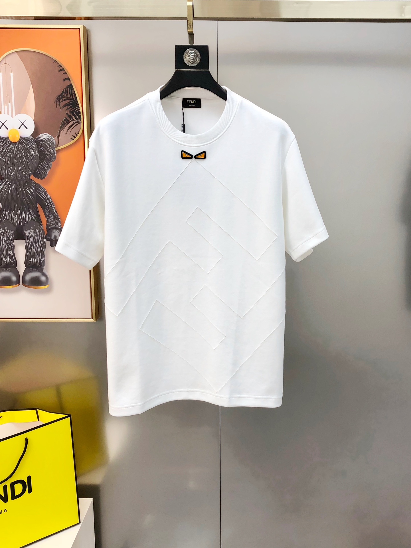 NO:135641,FD Fendi Spring and Summer New Original Single Men's Round Neck Short-Sleeve T-shirts are sold simultaneously in the counter. High-end quality. High-version. OS version. Wide version. Popular embroidered and cute eyes. Burning flower logo pattern design. Custom imported exclusive cotton fabric. Soft and delicate touch. Skin-friendly and comfortable to wear. OEM factory made it fine and very handsome and stylish. Men's must-have items. Three standards. Complete size S-3XL (large maximum size can be worn about 220 kilograms. Please report height and weight. Shipping the next day. Black White. Yellow., fendi. T-shirt,tees. t-shirt,alexander wang.19860909FD 芬迪春夏新款原单男士圆领短袖T恤 专柜同步售卖 高端品质 高版本 OS版型阔版 爆款绣萌眼胸前烧花logo图案设计 定制进口专属纯棉面料 手感柔软细腻 穿着亲肤舒适 代工厂精细做上身非常帅气有型 男士必备单品 三标齐 全 尺码S-3XL（偏大最大码可穿220斤左右 下单请报身高体重) 隔天出货 黑色 白色 黄色,,fendi,T-shirt,tees，t-shirt,alexander wang,Men's clothing