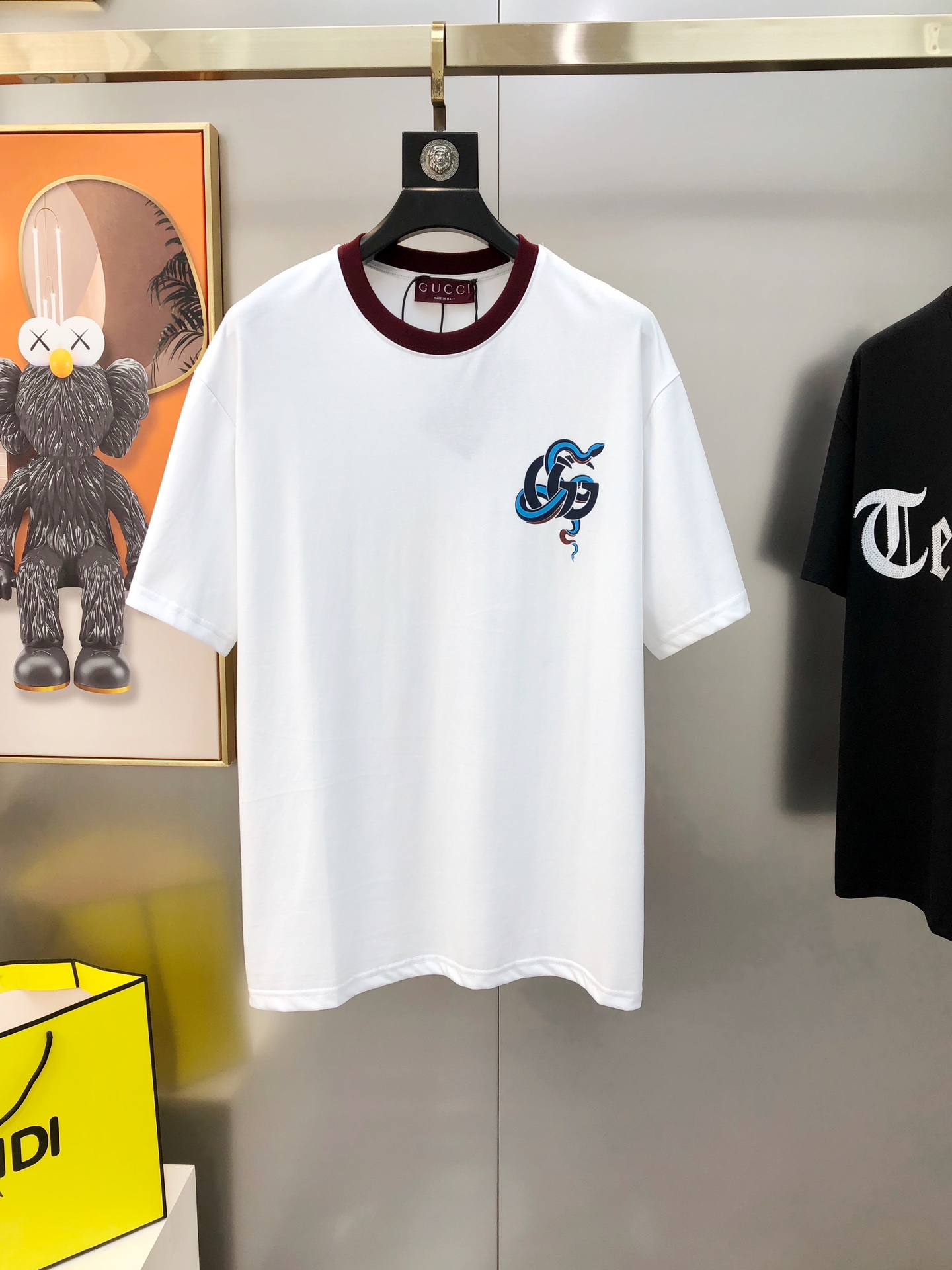 NO:135664,G*cci Guqi 2025 spring and summer new style original single men's round neck short-sleeved T-shirt sold simultaneously in counters Hot high-end quality High-version OS wide version Printed glue logo snake pattern design Custom imported cotton fabric Soft and delicate touch, skin-friendly and comfortable to wear The OEM factory made the upper body very handsome and stylish. Must-have items for men. Three standards are complete. Size S-M-L (large maximum size can be worn about 185 kilograms. Please report height and weight when placing an order) Shipping the next day, T-shirt,tees,t-shirt,alexander wang19860909G*cci 古齐2025春夏新款原单男士圆领短袖T恤 专柜同步售卖 爆款高端品质 高版本 OS版型阔版 胸前印胶logo蛇图案设计 定制进口纯棉面料 手感柔软细腻 穿着亲肤舒适 代工厂精细做上身非常帅气有型 男士必备单品 三标齐 全 尺码S-M-L（偏大最大码可穿185斤左右 下单请报身高体重) 隔天出货,,T-shirt,tees，t-shirt,alexander wang,Men's clothing