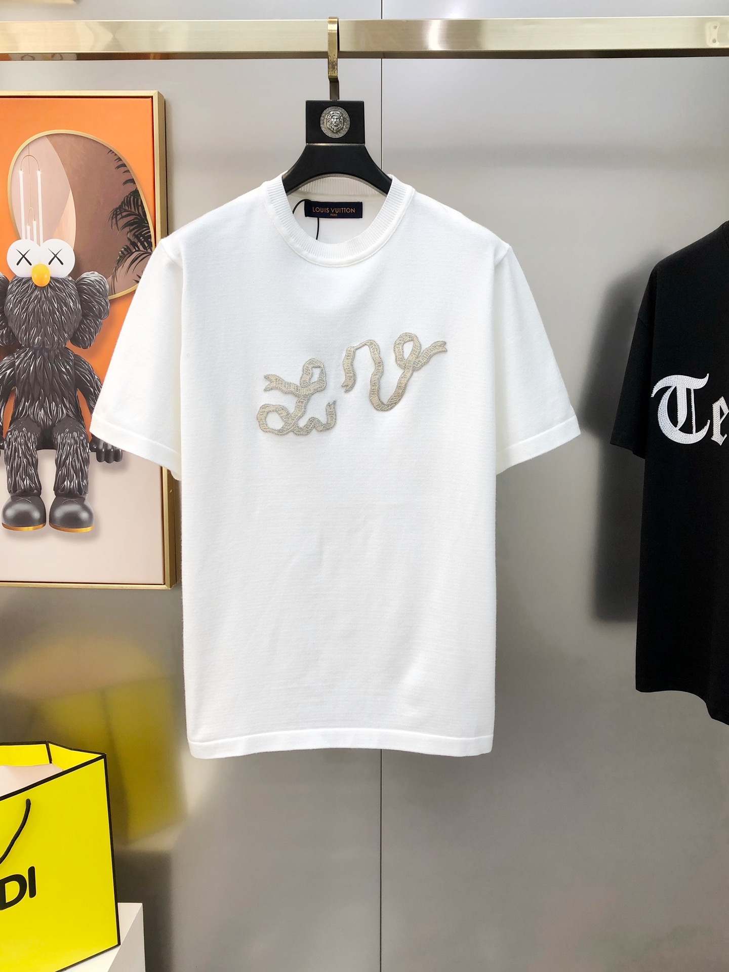 NO:135670,LV Louis Vuitton 2025 early spring new men's original single round neck short-sleeved knitted sweater sold at the counter simultaneously Channel goods High-version hottest fashion and versatile label embroidered logo pattern design Custom imported Tianshi cotton blend fabric Custom original hardware accessories Soft and delicate, easy to highlight temperament, and the upper body is versatile and slimming!  The fabrics and factories we choose are all used by first-tier brands. The fine top is very handsome. The size is S-M-L (large, the maximum size can be worn about 180 kilograms. Please report your height and weight.) The next day shipment, louis vuitton, louis vuitton, sweaters, T-shirt, alexander wang19860909LV 路易威登2025早春新款男士原单圆领短袖针织毛衣 柜台同步售卖 渠道货 高版本爆款 时尚百搭 贴标刺绣logo图案设计 定制进口天丝棉混纺面料 定制原版五金辅料 柔软细腻 极易凸显出气质 ,上身百搭显瘦！我们所选择的面料及工厂都是一线品牌所使用的 精细做上身非常帅气 码数S-M-L（偏大 最大码可穿180斤左右 下单请报身高体重）隔天出货,,louis vuitton,louis vuitton,sweaters,T-shirt,alexander wang,Men's clothing