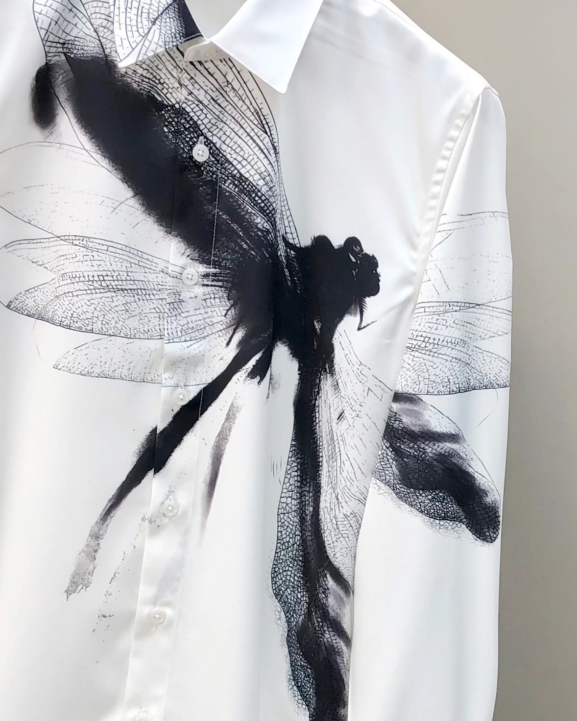 McQueen Men’s Long-Sleeved Shirt: High-Fashion Design with Digital Logo, Custom Buttons, Premium Quality. - 图片 4