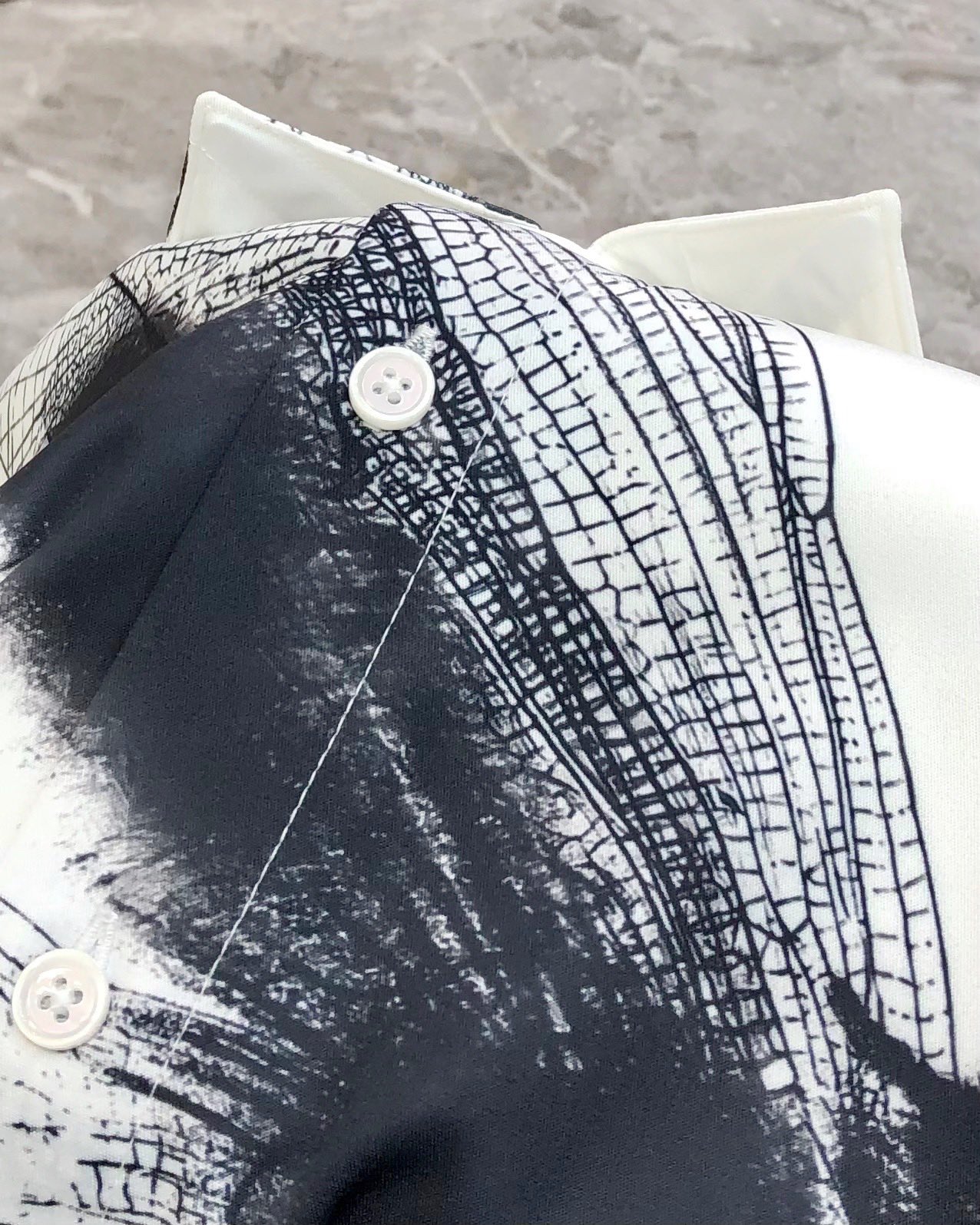 McQueen Men’s Long-Sleeved Shirt: High-Fashion Design with Digital Logo, Custom Buttons, Premium Quality. - 图片 5