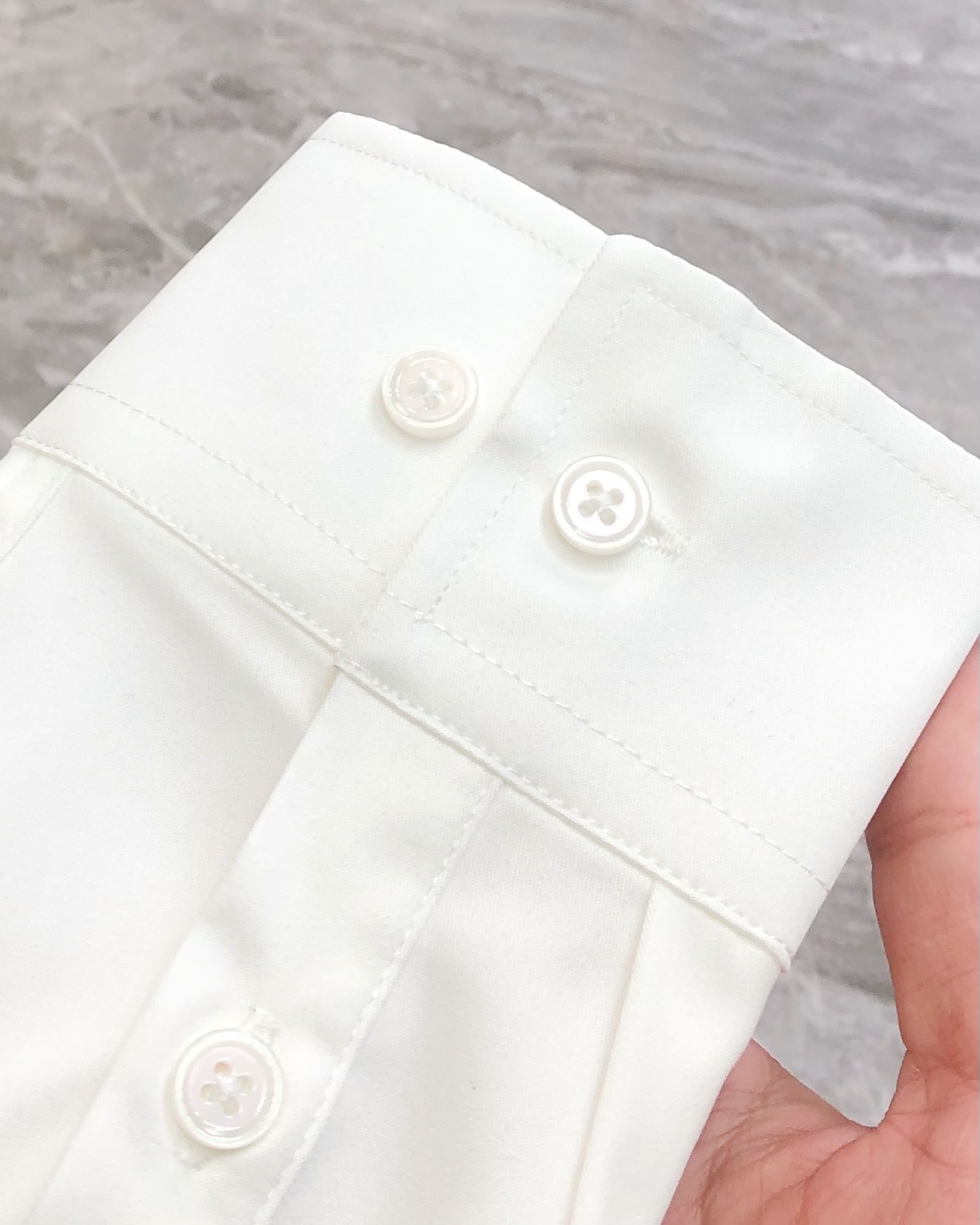 McQueen Men’s Long-Sleeved Shirt: High-Fashion Design with Digital Logo, Custom Buttons, Premium Quality. - 图片 8