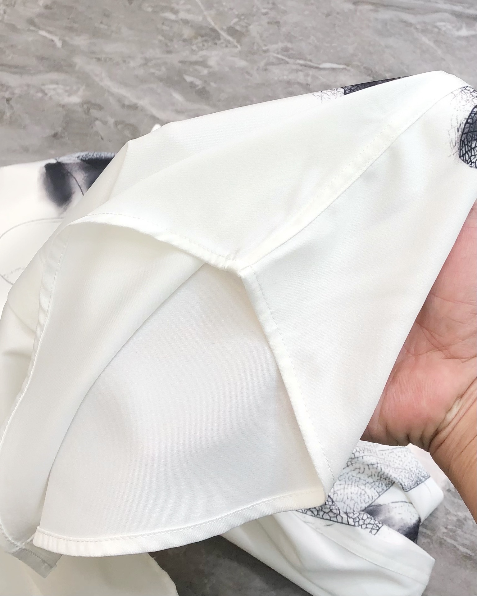 McQueen Men’s Long-Sleeved Shirt: High-Fashion Design with Digital Logo, Custom Buttons, Premium Quality. - 图片 9