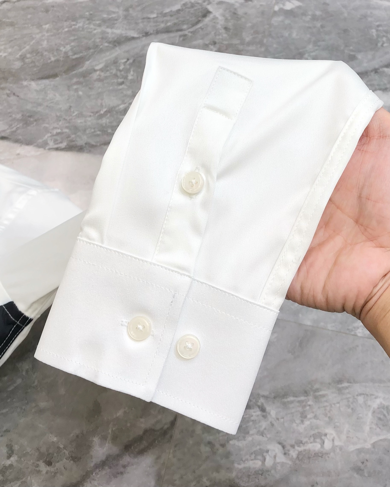McQueen’s High-Quality Long-Sleeved Shirt with Digital Logo Design and Custom Cotton Fabric - 图片 7