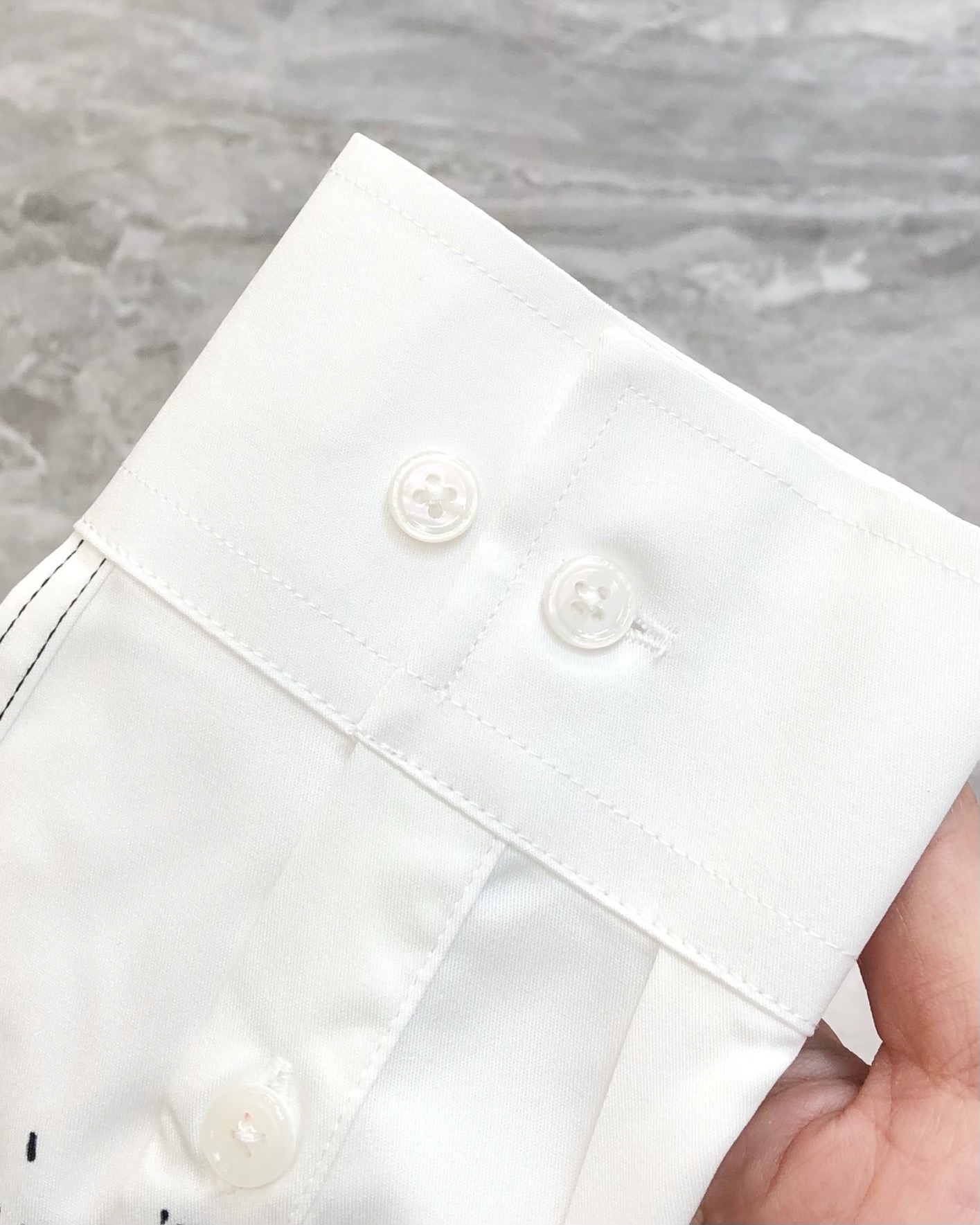 “McQueen’s New Men’s One-Way Long-Sleeved Shirts: High-Quality Co-Sale with Custom Logo Design” - 图片 7