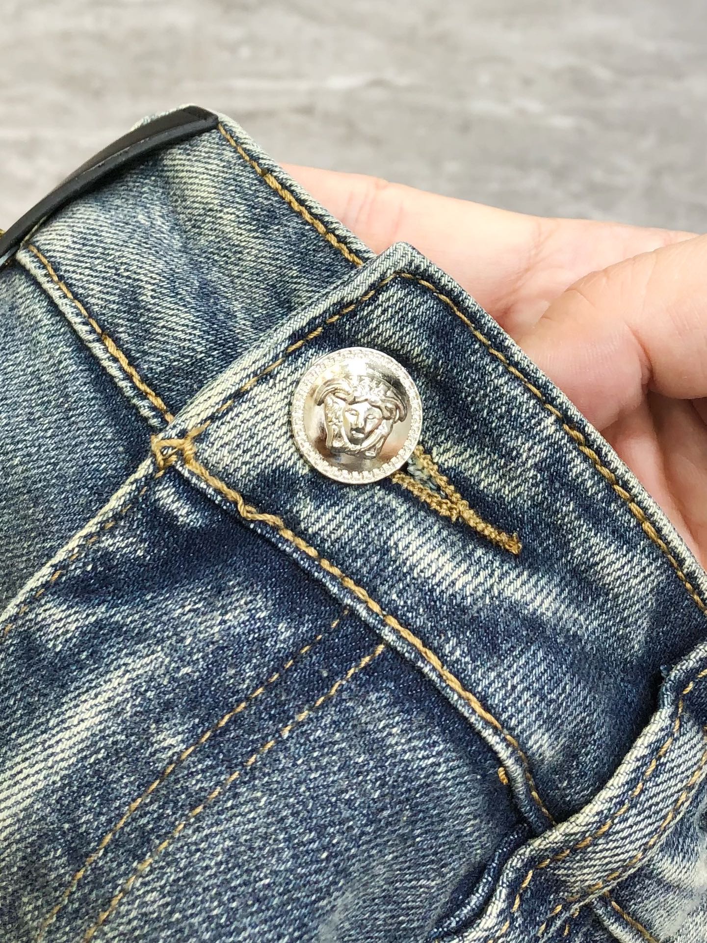 “High-End Custom Summer 2025 Versace Van Sage Tweezer Bag Collection” - 图片 6