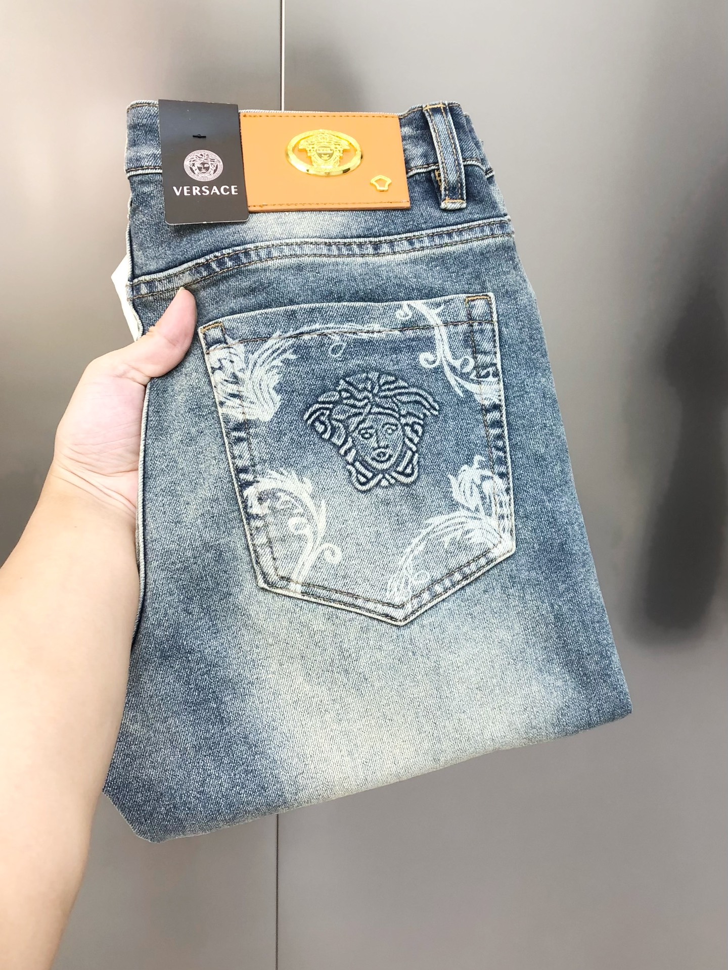 “High-End Custom Summer 2025 Versace Van Sage Tweezer Bag Collection” - 图片 1