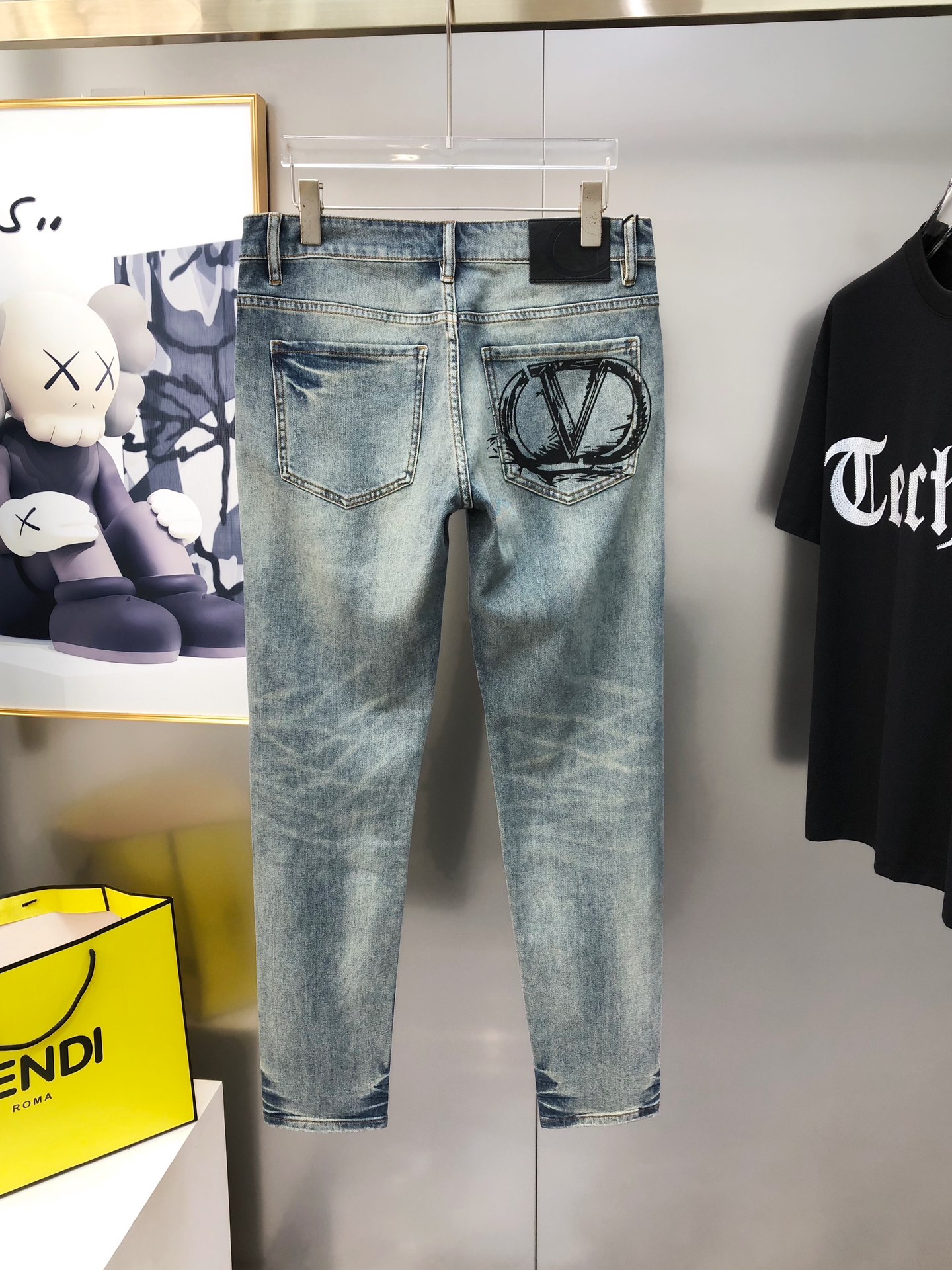 Valentino’s 2025 Short-Legged Calves: High-End Custom Fashion with Straight-Print Logo - 图片 3