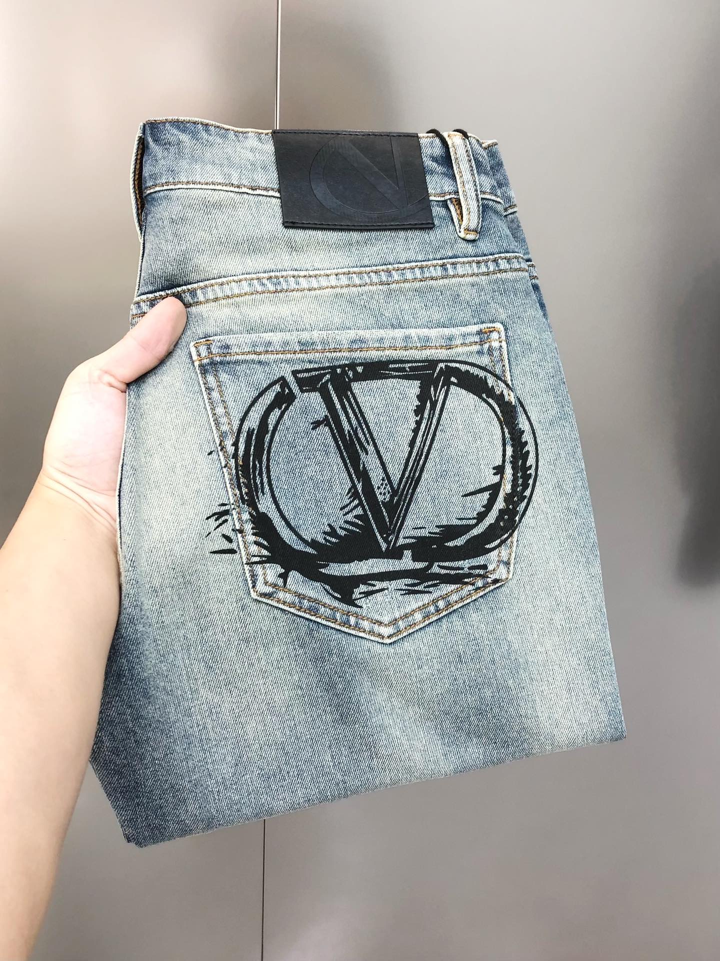 Valentino’s 2025 Short-Legged Calves: High-End Custom Fashion with Straight-Print Logo