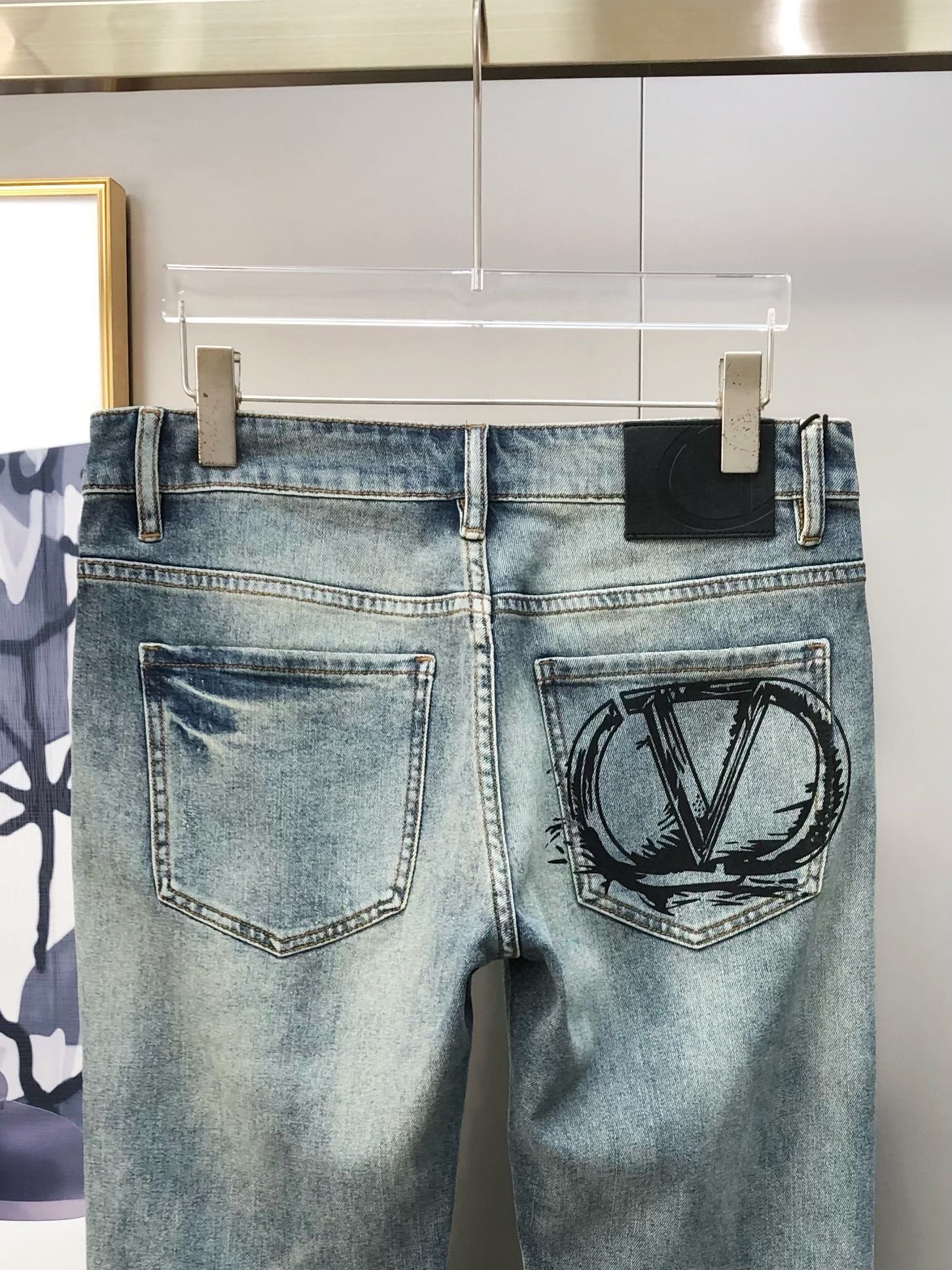 Valentino’s 2025 Short-Legged Calves: High-End Custom Fashion with Straight-Print Logo - 图片 5