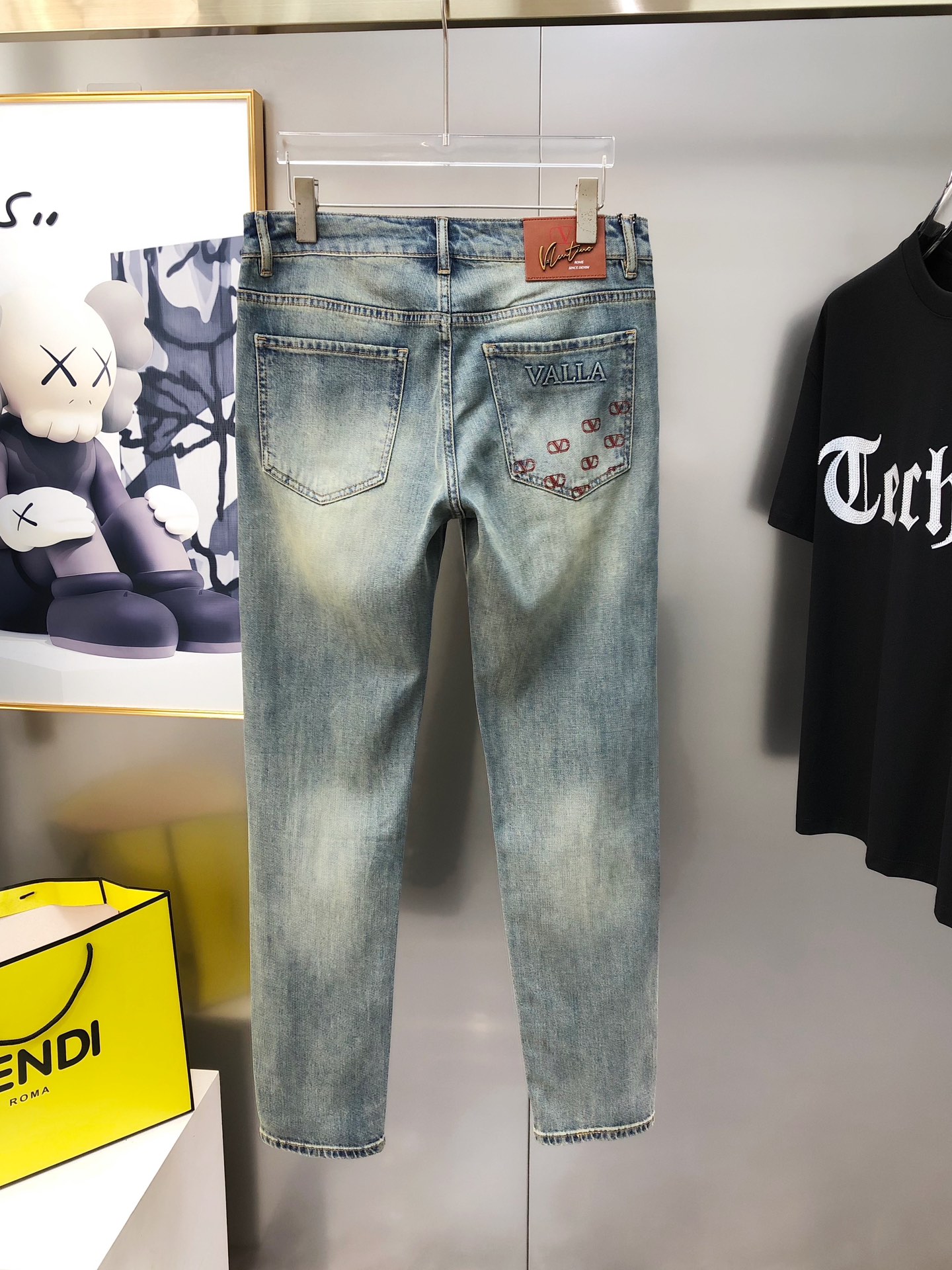 Valentino’s 2025 Spring-Summer New Logo Design and Scene Presentation - 图片 3