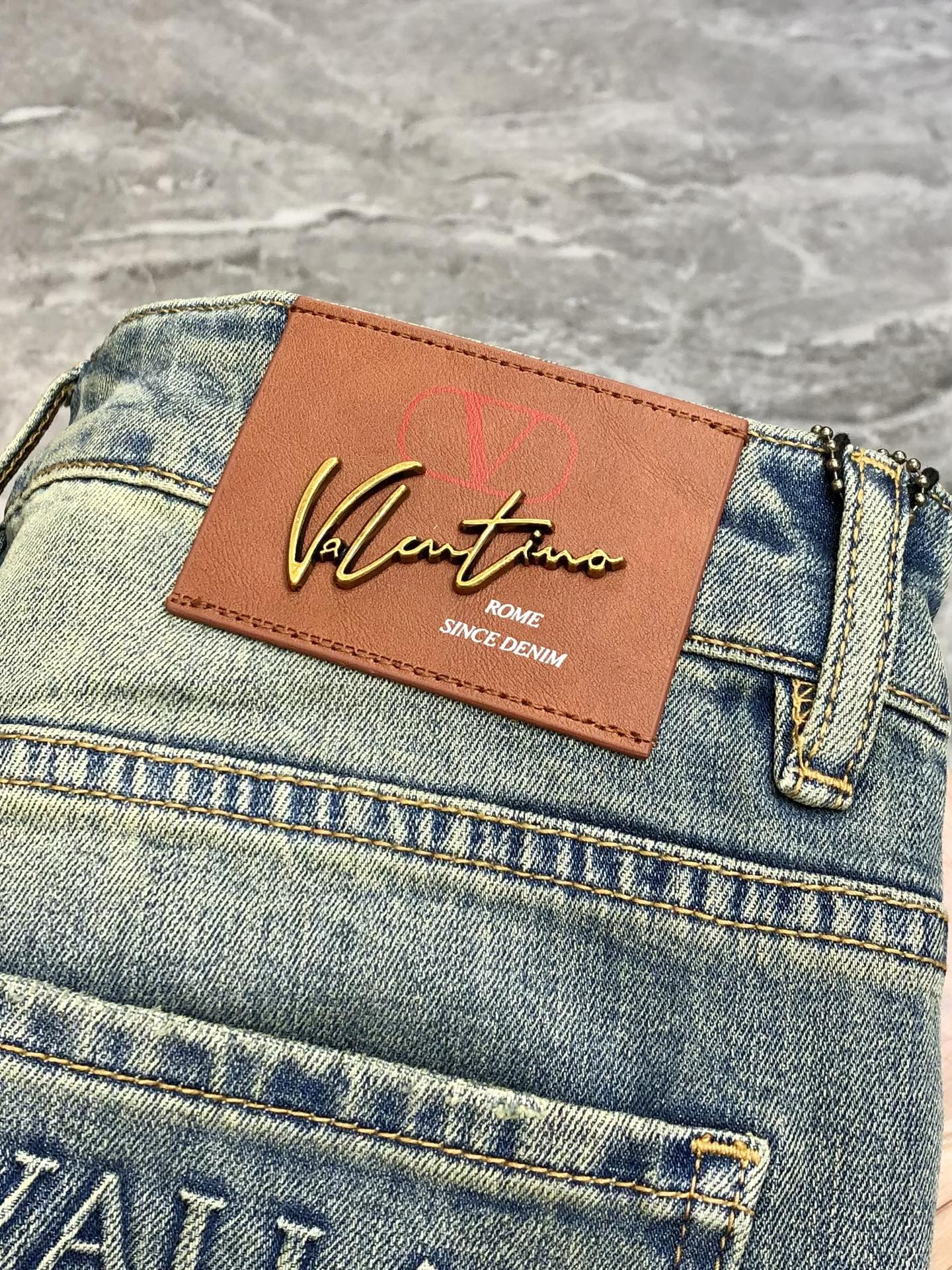Valentino’s 2025 Spring-Summer New Logo Design and Scene Presentation - 图片 7