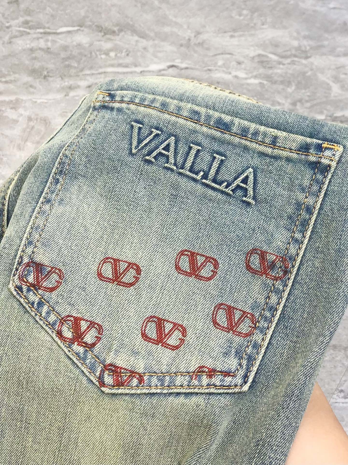 Valentino’s 2025 Spring-Summer New Logo Design and Scene Presentation - 图片 8