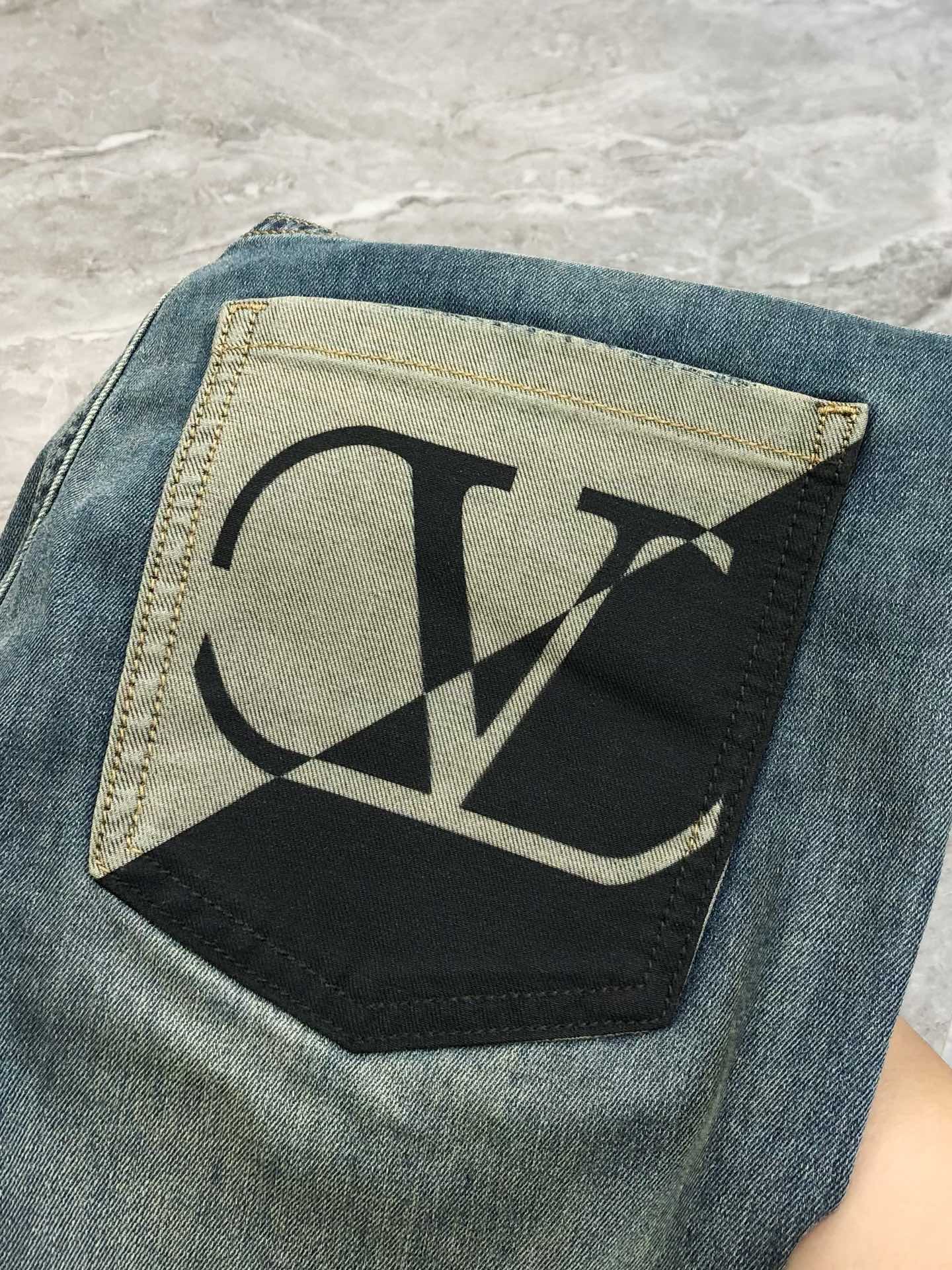 Valentino’s High-End Custom Fashion: Spring 2025 Collection Highlights - 图片 8
