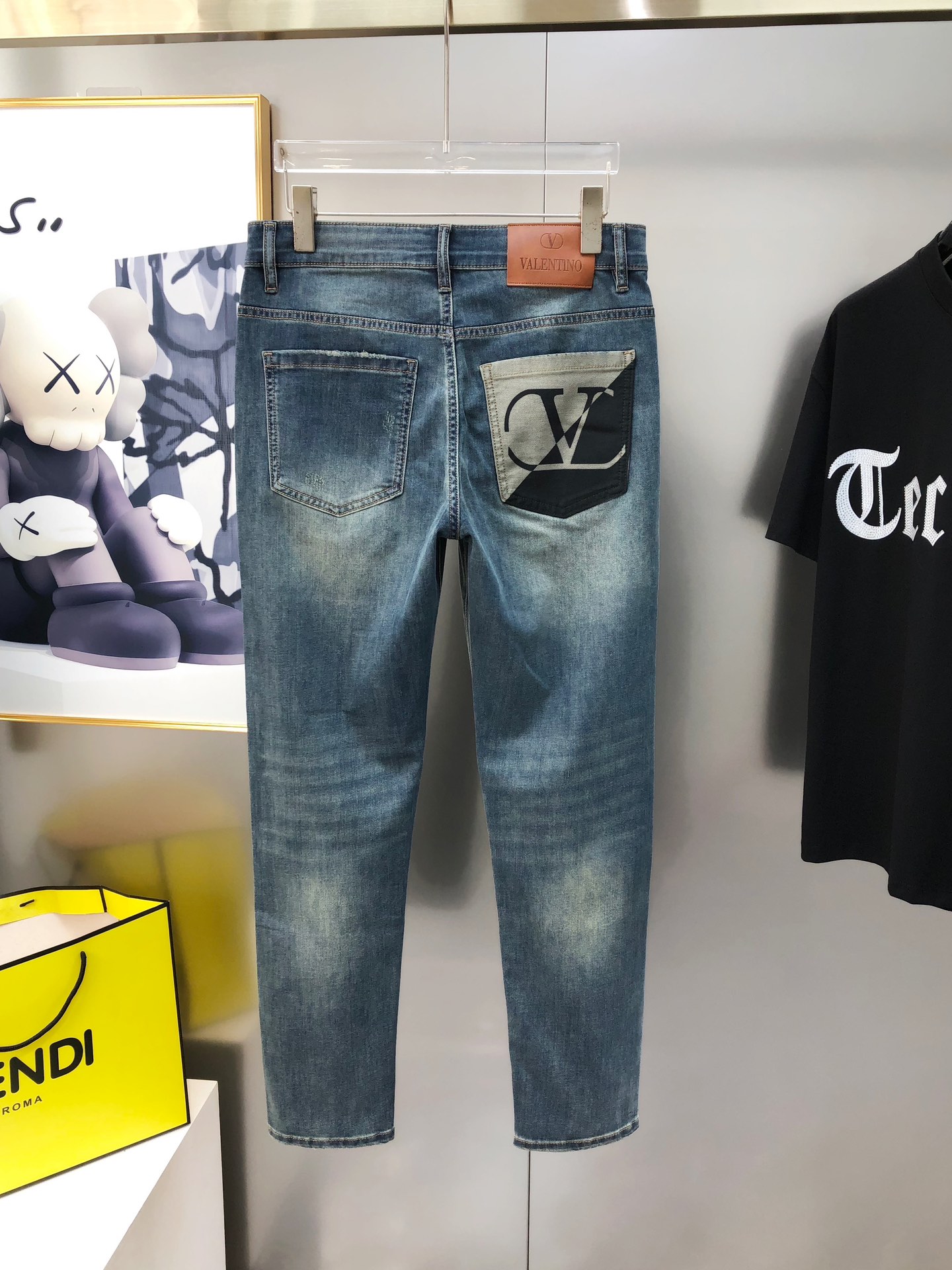 Valentino’s High-End Custom Fashion: Spring 2025 Collection Highlights - 图片 3