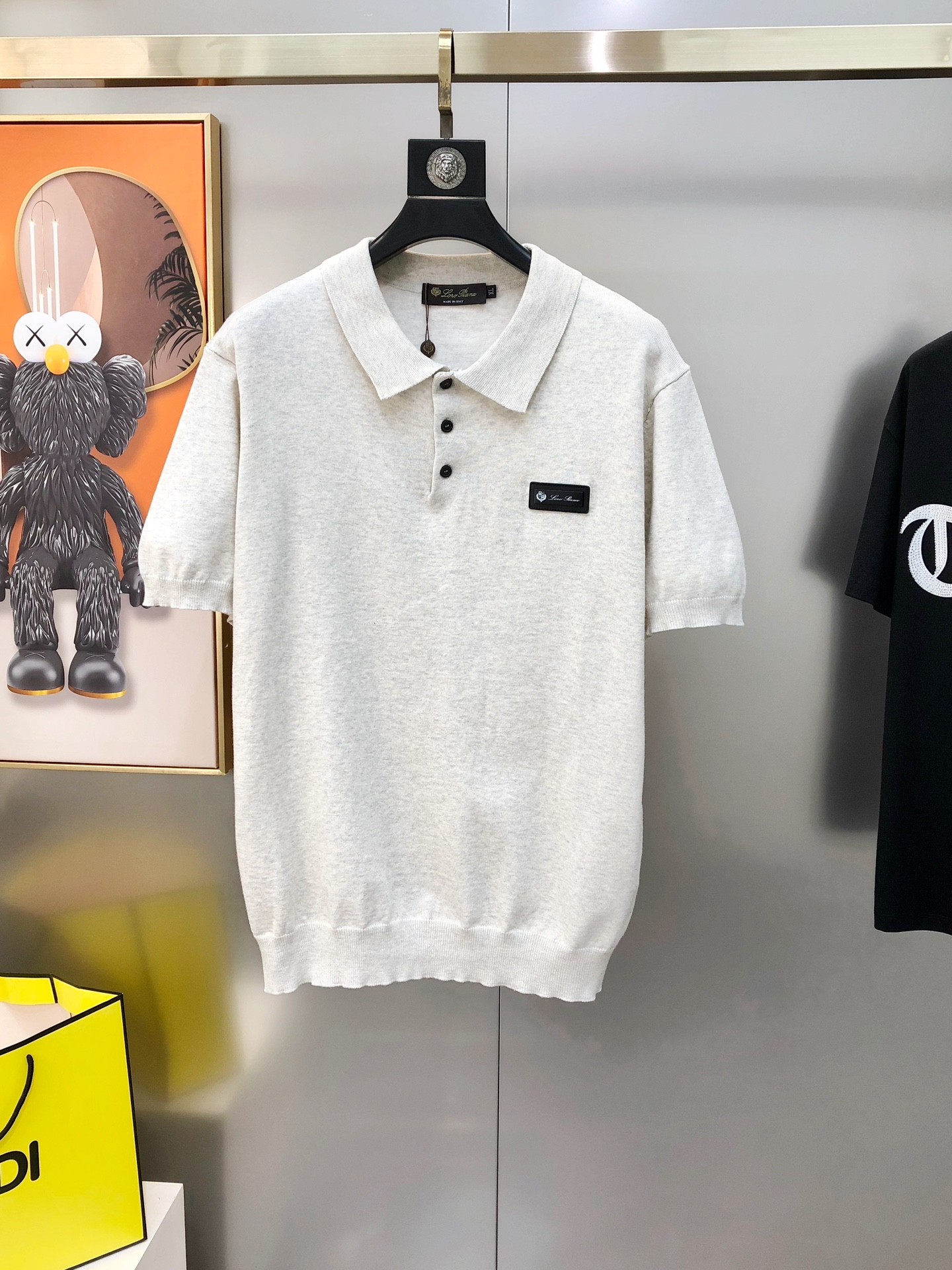 NO:429708,LP Nouo Pianya 2025 spring and summer new men's original single lapel short-sleeved knitted sweater sold at the counter simultaneously. High-end quality hot-selling style, fashionable and versatile, jacquard contrasting color, chest embroidered logo design, custom imported Tiansi cotton blend fabric, customized original auxiliary materials, soft and delicate, and easy to highlight temperament, and the upper body is versatile and slimming!  The fabrics and factories we choose are all used by first-tier brands. The fine upper body is very handsome. The size is M-4XL (the maximum size can be worn about 195 kilograms. Please report your height and weight to place an order) shipped the next day. Black khaki, loro piano, sweaters, T-shirt, alexander wang19860909LP 诺悠翩雅2025春夏新款男士原单翻领短袖针织毛衣 柜台同步售卖 高端品质爆款 时尚百搭 提花撞色 胸前绣logo标设计 定制进口天丝棉混纺面料 定制原版辅料 柔软细腻 极易凸显出气质 ,上身百搭显瘦！我们所选择的面料及工厂都是一线品牌所使用的 精细做上身非常帅气 码数M-4XL（最大码可穿195斤左右 下单请报身高体重）隔天出货 黑色 卡其色,,loro piana,sweaters,T-shirt,alexander wang,Men's clothing