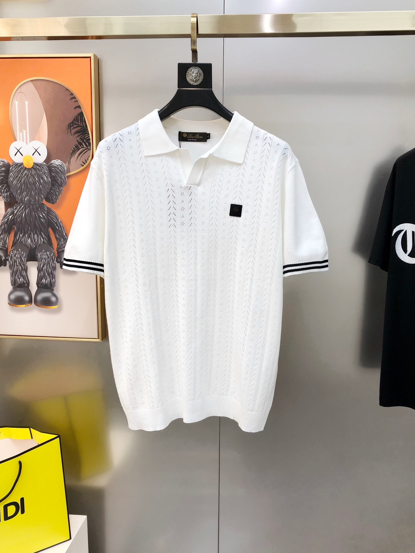 NO:429697,LP Nouo Pianya 2025 spring and summer new men's original single lapel short-sleeved knitted sweater sold at the counter simultaneously. High-end quality hot-selling style, fashionable and versatile, jacquard contrasting color, chest embroidered logo design, custom imported Tiansi cotton blend fabric, customized original auxiliary materials, soft and delicate, and easy to highlight temperament, and the upper body is versatile and slimming!  The fabrics and factories we choose are all used by first-tier brands. The fine top is very handsome. The number of codes is M-4XL (the maximum code can be worn about 195 kilograms. Please report your height and weight to place an order) shipped the next day. 3 colors are available, loro piano, sweaters, T-shirt, alexander wang19860909LP 诺悠翩雅2025春夏新款男士原单翻领短袖针织毛衣 柜台同步售卖 高端品质爆款 时尚百搭 提花撞色 胸前绣logo标设计 定制进口天丝棉混纺面料 定制原版辅料 柔软细腻 极易凸显出气质 ,上身百搭显瘦！我们所选择的面料及工厂都是一线品牌所使用的 精细做上身非常帅气 码数M-4XL（最大码可穿195斤左右 下单请报身高体重）隔天出货 3色可选,,loro piana,sweaters,T-shirt,alexander wang,Men's clothing