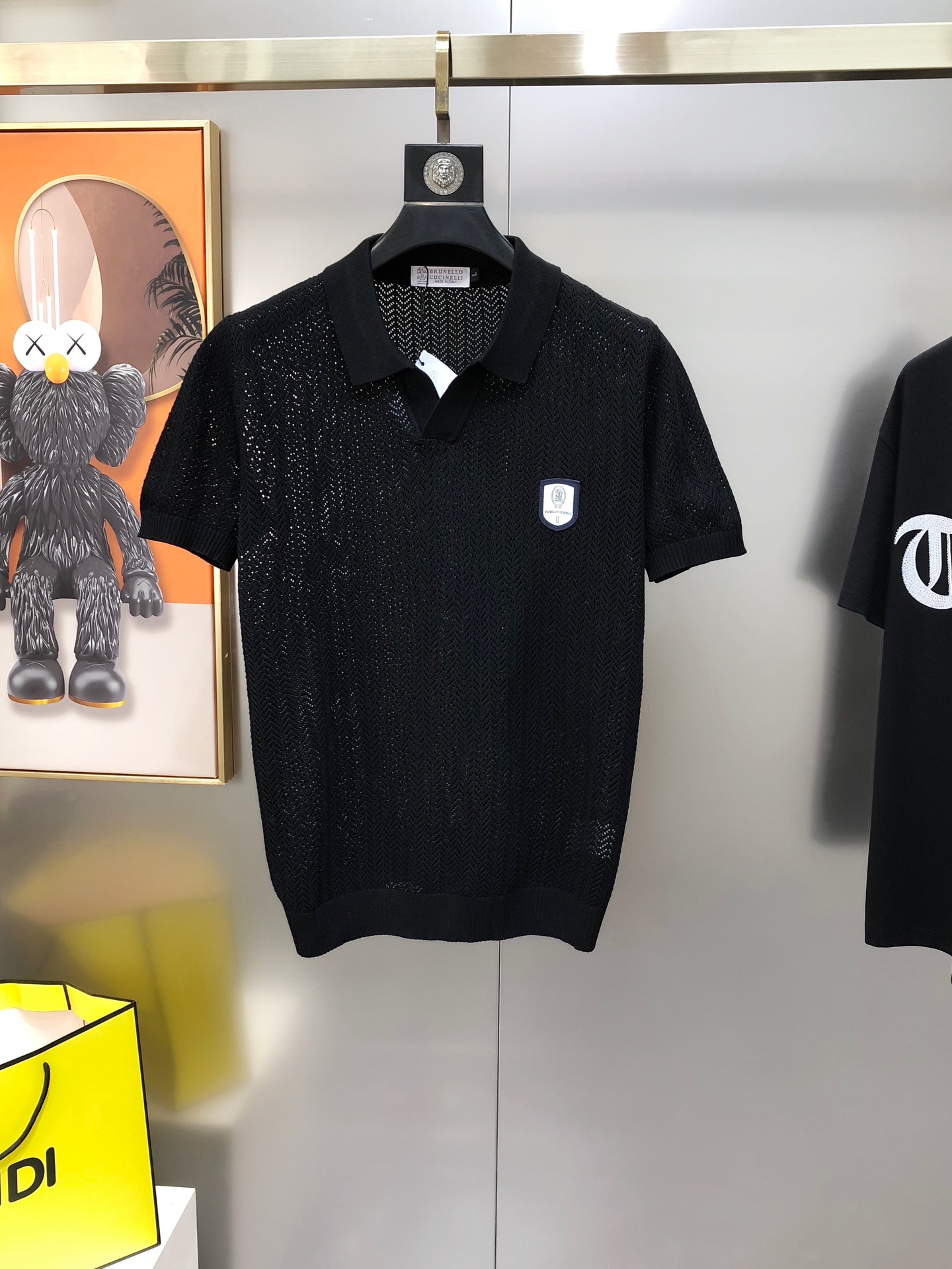 NO:429703,BC2025 spring and summer new men's original single lapel short-sleeved knitted sweater sold at the counter simultaneously. High-end quality hottest style, fashionable and versatile, jacquard contrasting color, chest embroidered logo cloth design, custom imported Tiansi cotton blend fabric, customized original auxiliary materials, soft and delicate, and easy to highlight temperament, and the upper body is versatile and slimming!  The fabrics and factories we choose are all used by first-tier brands. The fine top is very handsome. The size is M-4XL (the maximum size can be worn about 195 kilograms. Please report your height and weight to place an order) shipped the next day. Black, white, sweaters, T-shirt, alexander wang19860909BC2025春夏新款男士原单翻领短袖针织毛衣 柜台同步售卖 高端品质爆款 时尚百搭 提花撞色 胸前绣logo布标设计 定制进口天丝棉混纺面料 定制原版辅料 柔软细腻 极易凸显出气质 ,上身百搭显瘦！我们所选择的面料及工厂都是一线品牌所使用的 精细做上身非常帅气 码数M-4XL（最大码可穿195斤左右 下单请报身高体重）隔天出货 黑色 白色,,sweaters,T-shirt,alexander wang,Men's clothing