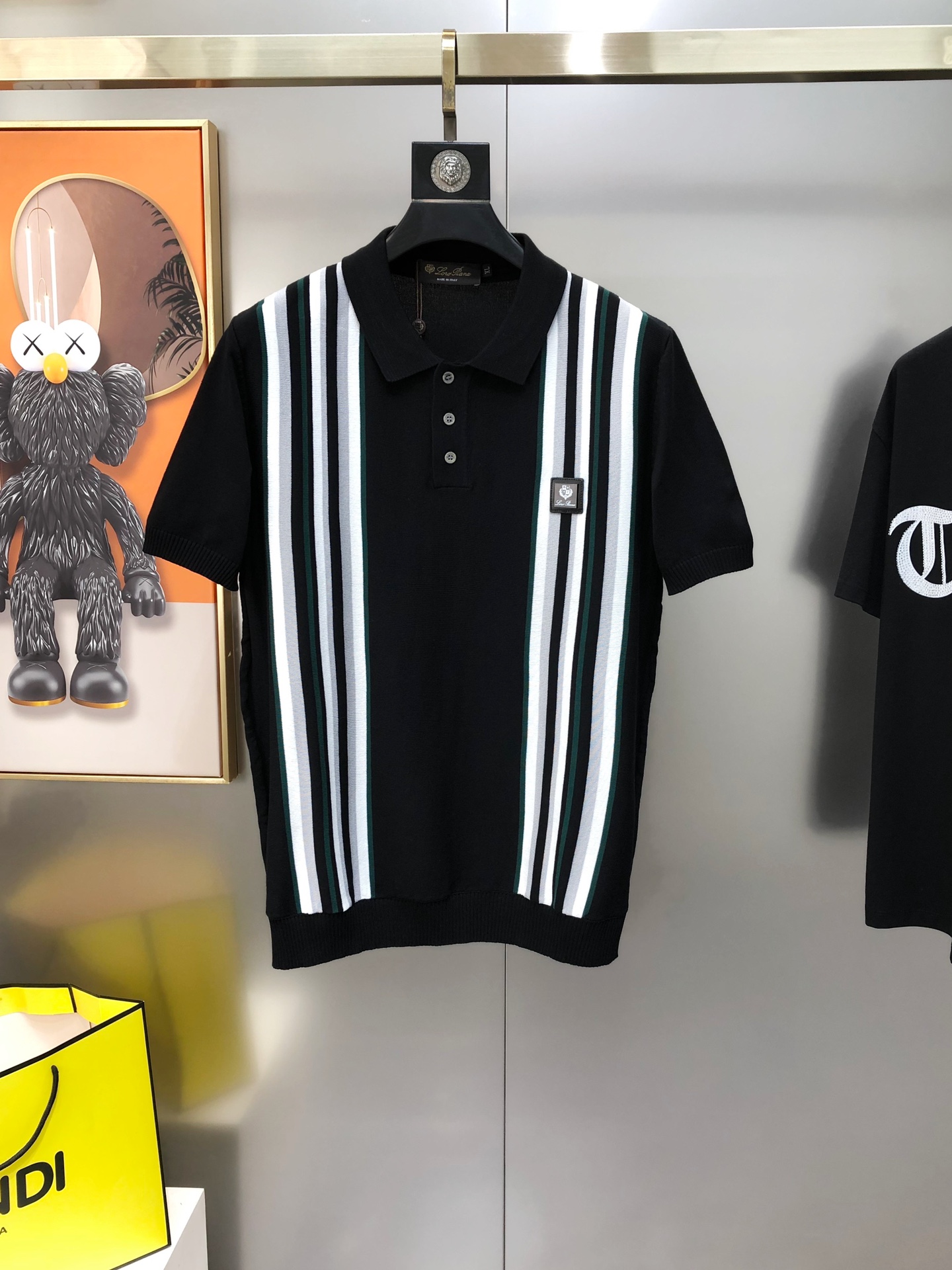 NO:429659,LP Nouo Pianya 2025 spring and summer new men's original single lapel short-sleeved knitted sweater sold at the counter simultaneously. High-end quality hot-selling style, fashionable and versatile, jacquard contrasting color, chest embroidered logo design, custom imported Tiansi cotton blend fabric, customized original auxiliary materials, soft and delicate, and easy to highlight temperament, and the upper body is versatile and slimming!  The fabrics and factories we choose are all used by first-tier brands. The fine upper body is very handsome. The number of codes is M-4XL (the maximum code can be worn about 195 kilograms. Please report your height and weight to place an order) shipped the next day. 3 colors are available, loro piano, sweaters, T-shirt, alexander wang19860909LP 诺悠翩雅2025春夏新款男士原单翻领短袖针织毛衣 柜台同步售卖 高端品质爆款 时尚百搭 提花撞色 胸前绣logo标设计 定制进口天丝棉混纺面料 定制原版辅料 柔软细腻 极易凸显出气质 ,上身百搭显瘦！我们所选择的面料及工厂都是一线品牌所使用的 精细做上身非常帅气 码数M-4XL（最大码可穿195斤左右 下单请报身高体重）隔天出货 3色可选,,loro piana,sweaters,T-shirt,alexander wang,Men's clothing