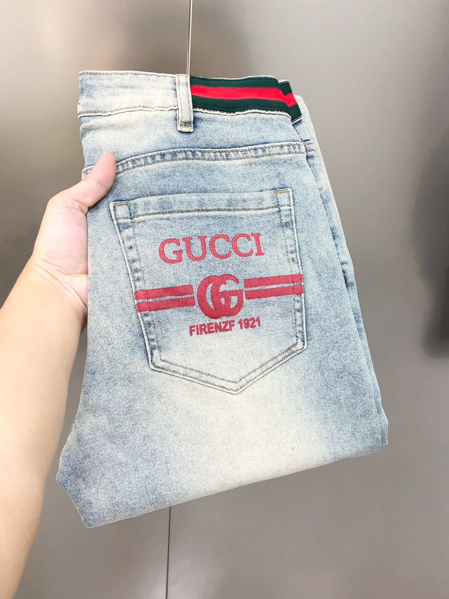 NO:429613,G*cci Guqi 2025 spring and summer new men's slim foot jeans, the official website is simple and fashionable, hot, high-end customization, original single, offset printed letter logo design, custom imported denim-washed denim pure cotton fabric, original auxiliary materials, fine workmanship, cool and energetic, soft and delicate, comfortable and breathable, commuter style, extremely high matching rate, overwhelming wear rate, counter quality, super handsome upper body, stylish, 28-38 (elastic) not 35,37 shipped the next day,, jeans, alexander wang19860909G*cci 古齐2025春夏新款男士修身小脚牛仔裤 官网同步简洁时尚 爆款 高端定制 原单狠货 后裤袋印胶印花字母logo设计 定制进口丹宁水洗牛仔纯棉面料 原版辅料 做工精细 酷劲活力十足 柔软细腻 舒适透气 通勤款 搭配率极高 耐穿率爆表 专柜品质 上身超帅气 有型 码数 28-38（有弹力)没35,37 隔天出货,,jeans,alexander wang,Men's clothing