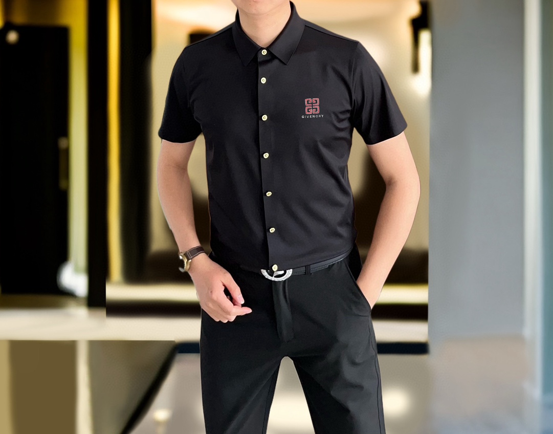 NO:429622,G*venchy Givenchy's new spring and summer style of men's original single casual short-sleeved shirt is released simultaneously on the official website. Simple, fashionable and versatile, high-end quality seamless cutting and edging, three-dimensional embroidered letter logo pattern design Custom imported Jinmintian silk cotton fabric with high elasticity, no wrinkles, customized hardware accessories, comfortable to wear, breathable, high grade and texture, simple and generous, fashionable and unique, casual, handsome and stylish, showing the temperament of a big brand. Size M-4XL (maximum wearable about 195 kilograms, please report height and weight to place an order) shipped the next day, given,shirts,T-shirt,alexander wang19860909G*venchy 纪梵希2025春夏新款男士原单休闲短袖衬衫 官网同步发售 简洁时尚百搭 高端品质无缝切割包边 立体刺绣字母logo图案设计 定制进口锦氨天丝棉面料 弹力大 不起皱 定制五金辅料 穿着舒适 透气 档次高很有质感 简单大方得体 时尚不失个性 上身休闲随性 帅气有型 彰显大牌气质.尺码M-4XL（最大可穿195斤左右 下单请报身高体重)隔天出货,,givenchy,shirts,T-shirt,alexander wang,Men's clothing