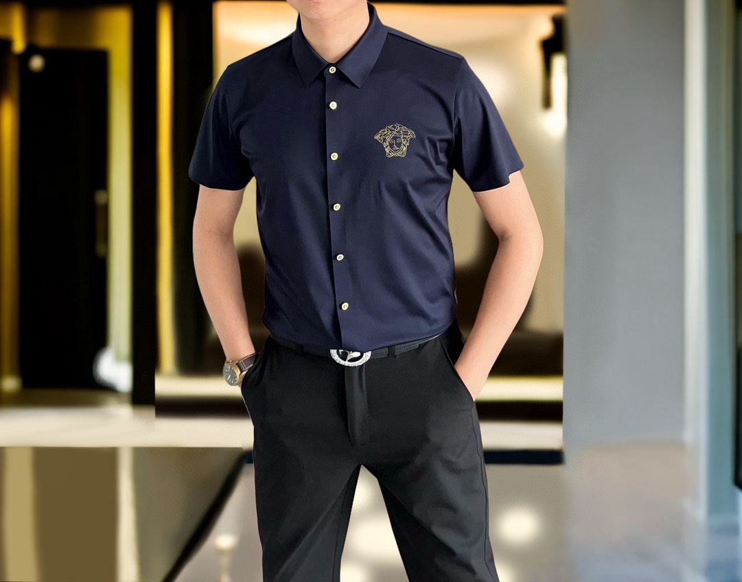 NO:429626,V*rsace Versace 2025 spring and summer new men's original single casual short-sleeved shirt is released simultaneously on the official website. Simple, fashionable and versatile, high-end quality seamless cutting and edging, three-dimensional embroidered Medusa logo pattern design Custom imported Jinmintian silk cotton fabric, high elasticity, no wrinkles, customized hardware accessories, comfortable to wear, breathable, high grade and texture, simple and generous, fashionable and unique, casual, handsome and stylish, showing the temperament of a big brand. Size M-4XL (maximum wearable about 195 kilograms, please report height and weight to place an order) shipped the next day, versace, shirts, T-shirt, alexander wang19860909V*rsace 范思哲2025春夏新款男士原单休闲短袖衬衫 官网同步发售 简洁时尚百搭 高端品质无缝切割包边 立体刺绣美杜莎logo图案设计 定制进口锦氨天丝棉面料 弹力大 不起皱 定制五金辅料 穿着舒适 透气 档次高很有质感 简单大方得体 时尚不失个性 上身休闲随性 帅气有型 彰显大牌气质.尺码M-4XL（最大可穿195斤左右 下单请报身高体重)隔天出货,,versace,shirts,T-shirt,alexander wang,Men's clothing