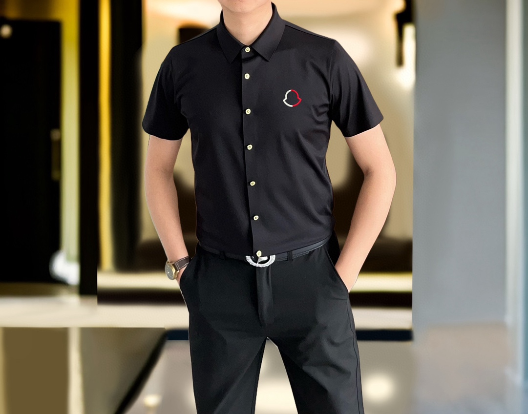 NO:429630,M1ncler 2025 spring and summer new men's original single casual short-sleeved shirt is released simultaneously on the official website. Simple, fashionable and versatile. High-end quality seamless cutting and edging. Three-dimensional embroidery logo pattern design. Custom imported Jinmintian silk cotton fabric. High elasticity and no wrinkle. Customized hardware accessories. Comfortable and breathable. High grade and texture. Simple and generous. Fashionable and personalized. The upper body is casual and casual. Handsome and stylish. Show the temperament of a big brand. Size M-4XL (maximum wearable about 195 kilograms. Please report your height and weight to place an order) shipped the next day, Moncler, Shirts, T-shirt, alexander wang19860909M1ncler 蒙口2025春夏新款男士原单休闲短袖衬衫 官网同步发售 简洁时尚百搭 高端品质无缝切割包边 立体刺绣logo图案设计 定制进口锦氨天丝棉面料 弹力大 不起皱 定制五金辅料 穿着舒适 透气 档次高很有质感 简单大方得体 时尚不失个性 上身休闲随性 帅气有型 彰显大牌气质.尺码M-4XL（最大可穿195斤左右 下单请报身高体重)隔天出货,,Moncler,shirts,T-shirt,alexander wang,Men's clothing