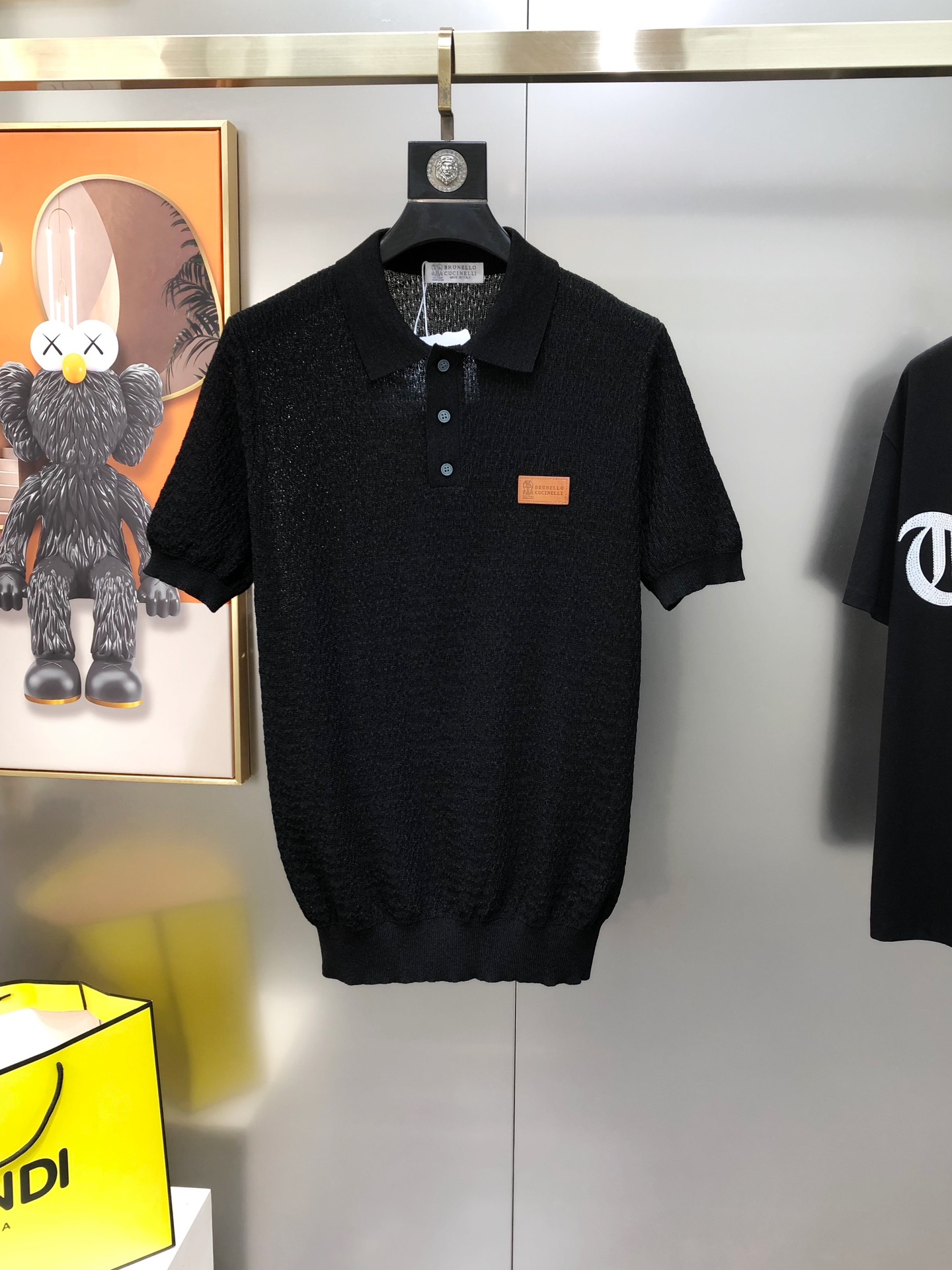 NO:429684,BC2025 spring and summer new men's original single lapel short-sleeved knitted sweater sold at the counter simultaneously. High-end quality hottest style, fashionable and versatile, chest embroidered logo design, custom imported Tiansi cotton blend fabric, customized original auxiliary materials, soft and delicate, and easy to highlight temperament, and the upper body is versatile and slimming!  The fabrics and factories we choose are all used by first-tier brands. The fine upper body is very handsome. The size is M-4XL (the maximum size can be worn about 195 kilograms. Please report your height and weight to place an order) shipped the next day. Black, sweaters, T-shirt, alexander wang19860909BC2025春夏新款男士原单翻领短袖针织毛衣 柜台同步售卖 高端品质爆款 时尚百搭 胸前绣logo标设计 定制进口天丝棉混纺面料 定制原版辅料 柔软细腻 极易凸显出气质 ,上身百搭显瘦！我们所选择的面料及工厂都是一线品牌所使用的 精细做上身非常帅气 码数M-4XL（最大码可穿195斤左右 下单请报身高体重）隔天出货 黑色,,sweaters,T-shirt,alexander wang,Men's clothing