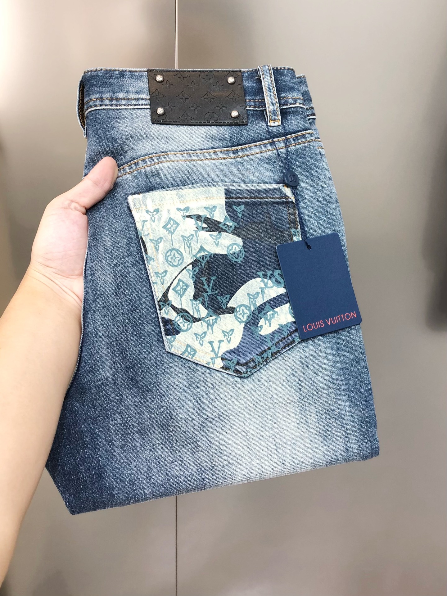 NO:429656,LV Louis Vuitton 2025 spring and summer new men's slim foot jeans, the official website is simple and fashionable, hot, high-end customization, original single ruthless goods, back pants bag printed logo pattern design, custom imported denim washing denim pure cotton fabric, original auxiliary materials, fine workmanship, cool and energetic, soft and delicate, comfortable and breathable, commuter style, extremely high matching rate, overwhelming wear rate, counter quality, super handsome upper body, stylish, 28-38 (elastic) not 35,37 shipped the next day,,louis vuitton,louis vuitton,jeans,alexander wang19860909LV 路易威登2025春夏新款男士修身小脚牛仔裤 官网同步简洁时尚 爆款 高端定制 原单狠货 后裤袋印花logo图案设计 定制进口丹宁水洗牛仔纯棉面料 原版辅料 做工精细 酷劲活力十足 柔软细腻 舒适透气 通勤款 搭配率极高 耐穿率爆表 专柜品质 上身超帅气 有型 码数 28-38（有弹力)没35,37 隔天出货,,louis vuitton,louis vuitton,jeans,alexander wang,Men's clothing