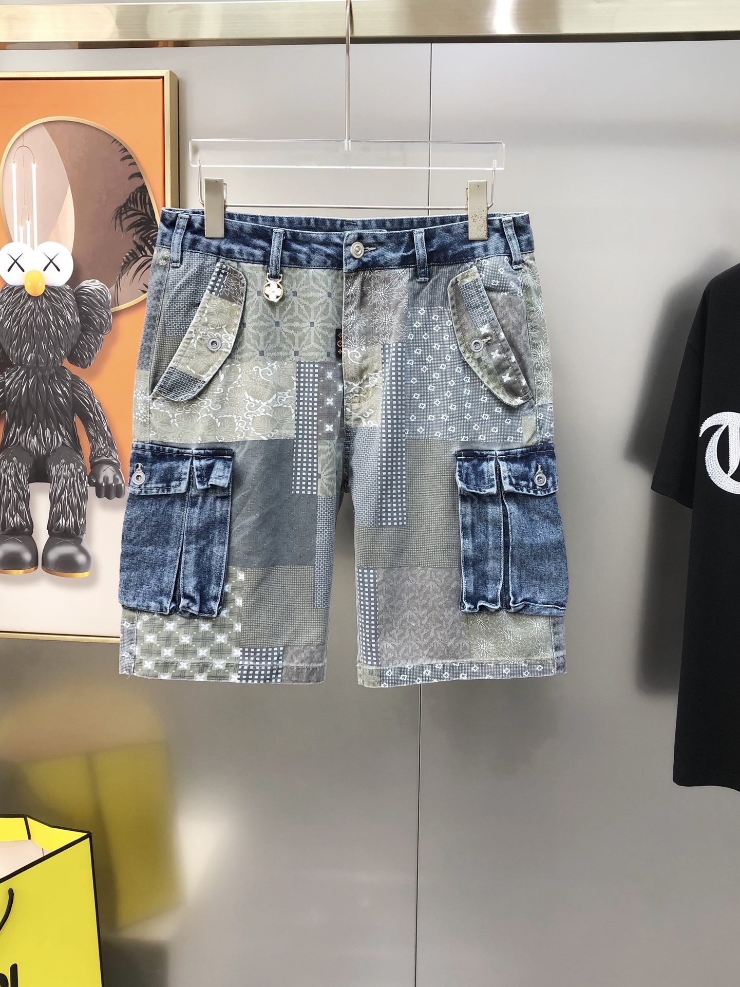 NO:429683,LV Louis Vuitton 2025 spring and summer new men's denim shorts official website synchronization Fashionable and personalized high-end customization Original single-order jacquard logo design Custom imported denim pure cotton fabric Original auxiliary materials Fine workmanship Cool and vitality Soft and delicate Comfortable and breathable Extremely matched and durable, counter quality Super handsome upper body Stylish Number of 28-38 yards No 35, 37 shipped the next day, louis vuitton, louis vuitton, shorts, alexander wang19860909LV 路易威登2025春夏新款男士牛仔短裤 官网同步 时尚个性爆款高端定制 原单狠货 提花logo工艺设计 定制进口丹宁水洗牛仔纯棉面料 原版辅料 做工精细 酷劲活力十足 柔软细腻 舒适透气 搭配率极高 耐穿率爆表 专柜品质 上身超帅气 有型 码数28-38码 没35,37隔天出货,,louis vuitton,louis vuitton,shorts,alexander wang,Men's clothing