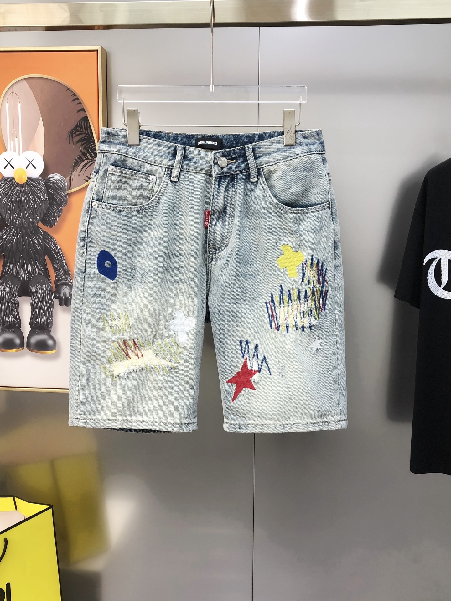 NO:429689,D2 The second-level new men's denim shorts for spring and summer 2025. Official website synchronization. Fashionable and personalized ripped and explosive high-end customization. Original single rude product. Three-dimensional embroidery craft design. Custom imported denim wash denim pure cotton fabric. Original auxiliary materials. Fine workmanship. Cool and vitality. Soft and delicate. Comfortable and breathable. Extremely high matching rate. Extremely durable. Counter quality. Super handsome. Stylish. Number of codes. No 35.37. Shipment the next day., shorts, alexander wang.19860909D2 第二次方2025春夏新款男士牛仔短裤 官网同步 时尚个性破洞爆款高端定制 原单狠货 立体刺绣工艺设计 定制进口丹宁水洗牛仔纯棉面料 原版辅料 做工精细 酷劲活力十足 柔软细腻 舒适透气 搭配率极高 耐穿率爆表 专柜品质 上身超帅气 有型 码数28-38码 没35,37隔天出货,,shorts,alexander wang,Men's clothing