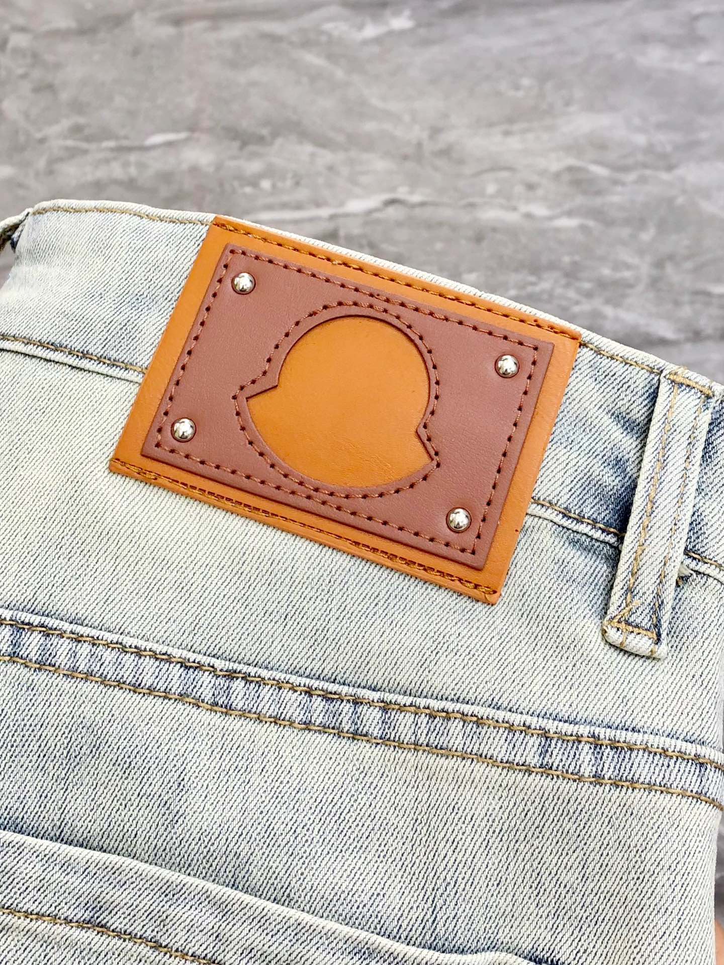 Moncler Spring/Summer Men’s Jeans: High-end Custom Fashion with Unique Design and Comfort - 图片 7
