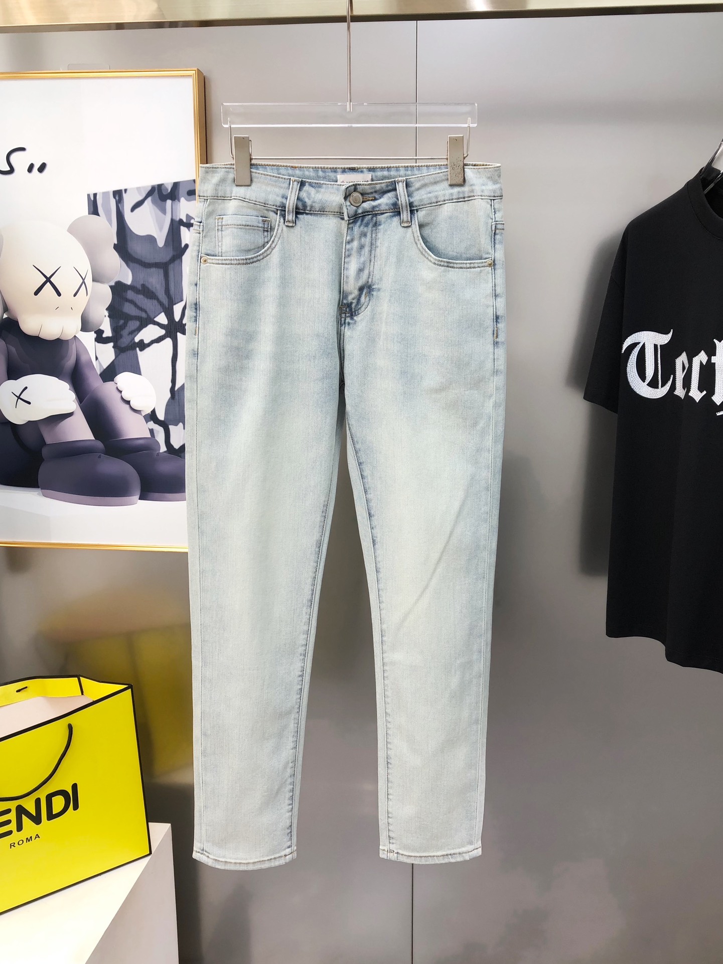 Moncler Spring/Summer Men’s Jeans: High-end Custom Fashion with Unique Design and Comfort - 图片 2