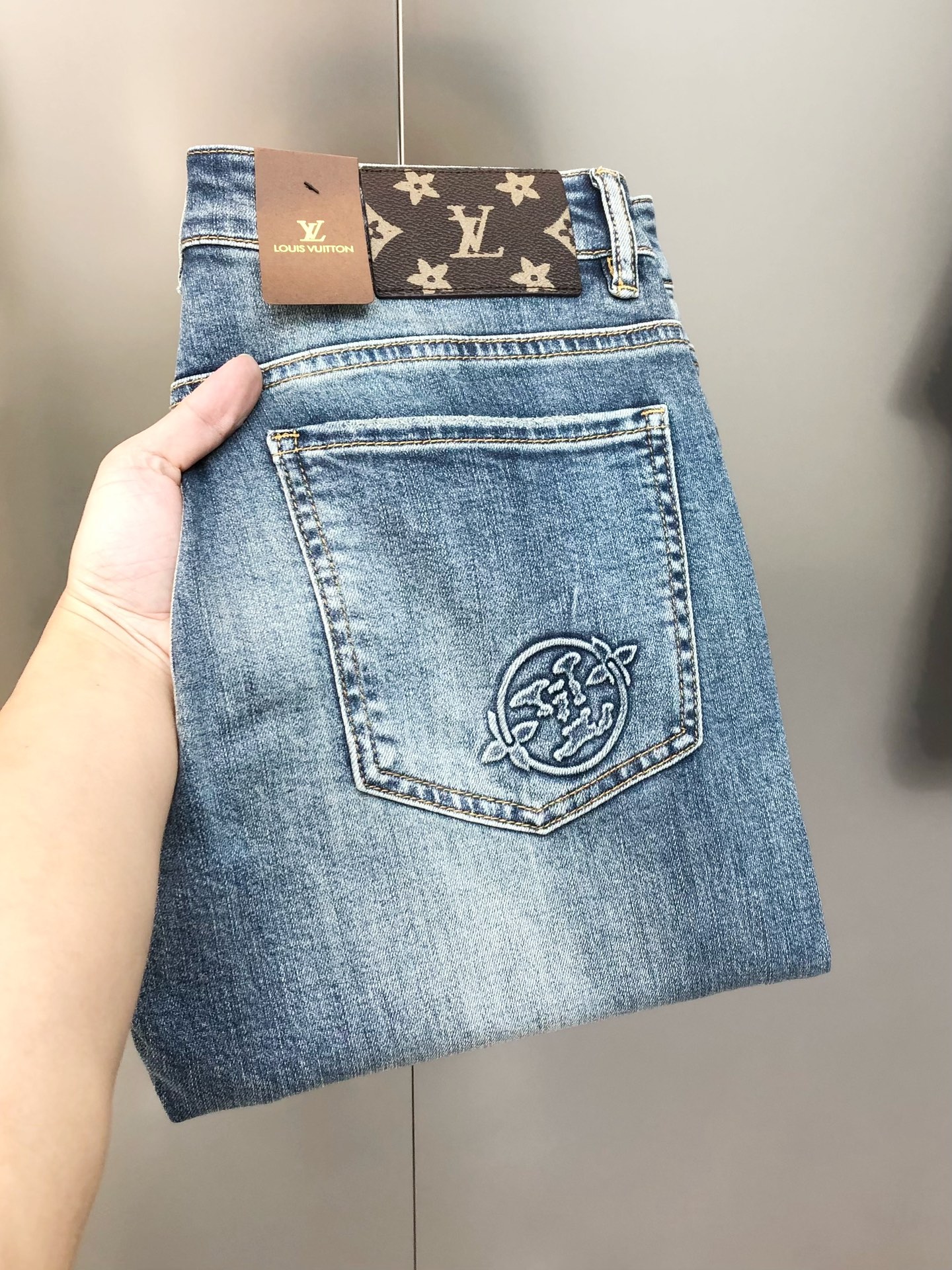 NO:429608,LV Louis Vuitton 2025 spring and summer new men's slim foot jeans, the official website is simple and fashionable, hot, high-end customization, original single, embossed glue logo pattern design, custom imported denim washing denim pure cotton fabric, original auxiliary materials, fine workmanship, cool and energetic, soft and delicate, comfortable and breathable, commuter style, extremely high matching rate, overwhelming wear rate, counter quality, super handsome upper body, stylish, 28-38 (elastic) with 35, not 37, shipped the next day,, louis vuitton, louis vuitton, jeans, alexander wang19860909LV 路易威登2025春夏新款男士修身小脚牛仔裤 官网同步简洁时尚 爆款 高端定制 原单狠货 压花印胶logo图案设计 定制进口丹宁水洗牛仔纯棉面料 原版辅料 做工精细 酷劲活力十足 柔软细腻 舒适透气 通勤款 搭配率极高 耐穿率爆表 专柜品质 上身超帅气 有型 码数 28-38（有弹力)有35,没37 隔天出货,,louis vuitton,louis vuitton,jeans,alexander wang,Men's clothing