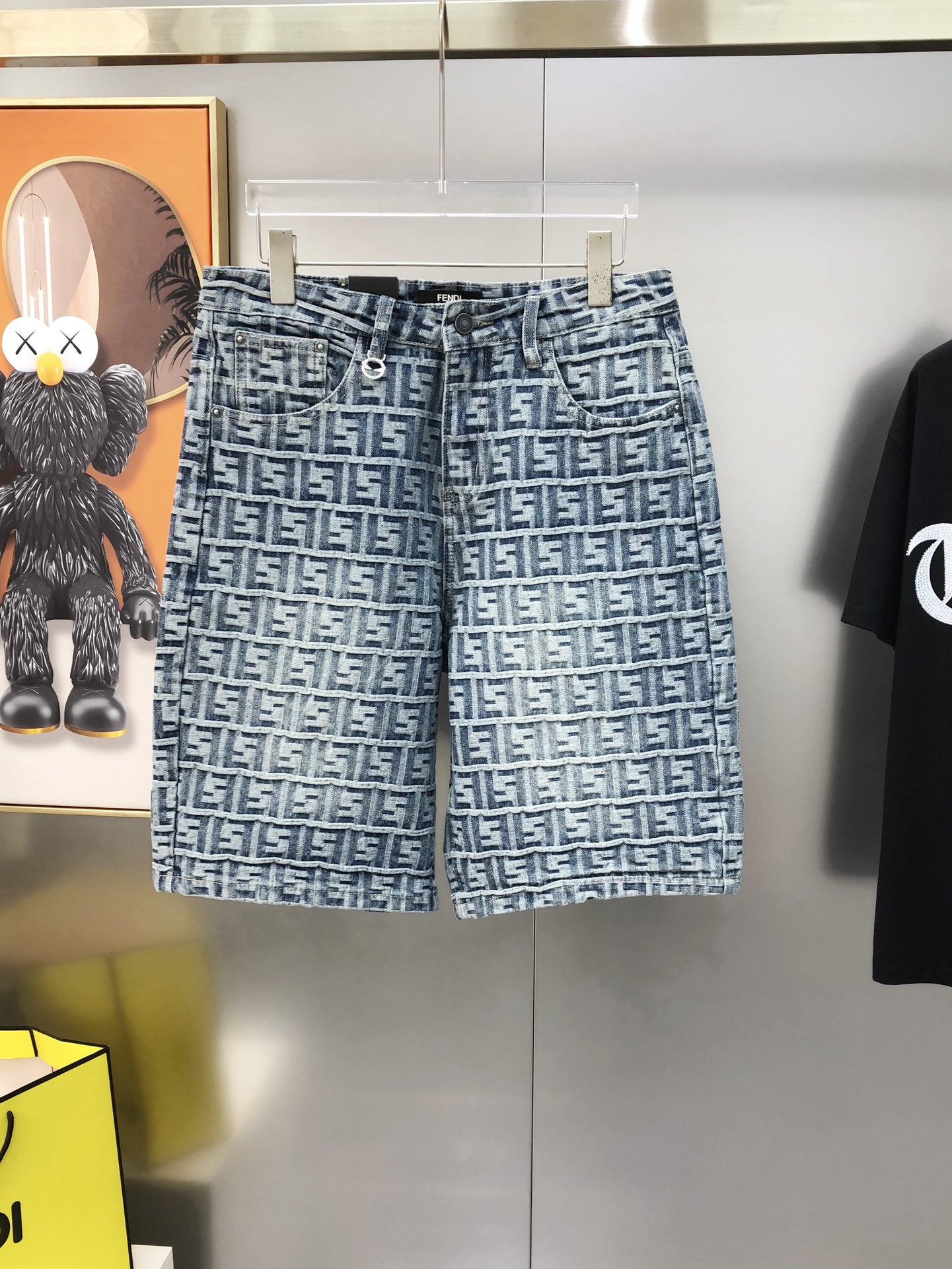 NO:429695,FD Fendi 2025 spring and summer new men's denim shorts, official website synchronization, fashionable and personalized high-end customization, original single-handed goods, jacquard logo craft design, custom imported denim pure cotton fabric, original auxiliary materials, fine workmanship, cool and energetic, soft and delicate, comfortable and breathable, extremely high matching rate, overwhelming wear rate, counter quality, super handsome upper body, stylish, S-3XL=29-36, shipped the next day,,fendi, shorts, alexander wang19860909FD 芬迪2025春夏新款男士牛仔短裤 官网同步 时尚个性爆款高端定制 原单狠货 提花logo工艺设计 定制进口丹宁水洗牛仔纯棉面料 原版辅料 做工精细 酷劲活力十足 柔软细腻 舒适透气 搭配率极高 耐穿率爆表 专柜品质 上身超帅气 有型 码数S-3XL=29-36码 隔天出货,,fendi,shorts,alexander wang,Men's clothing