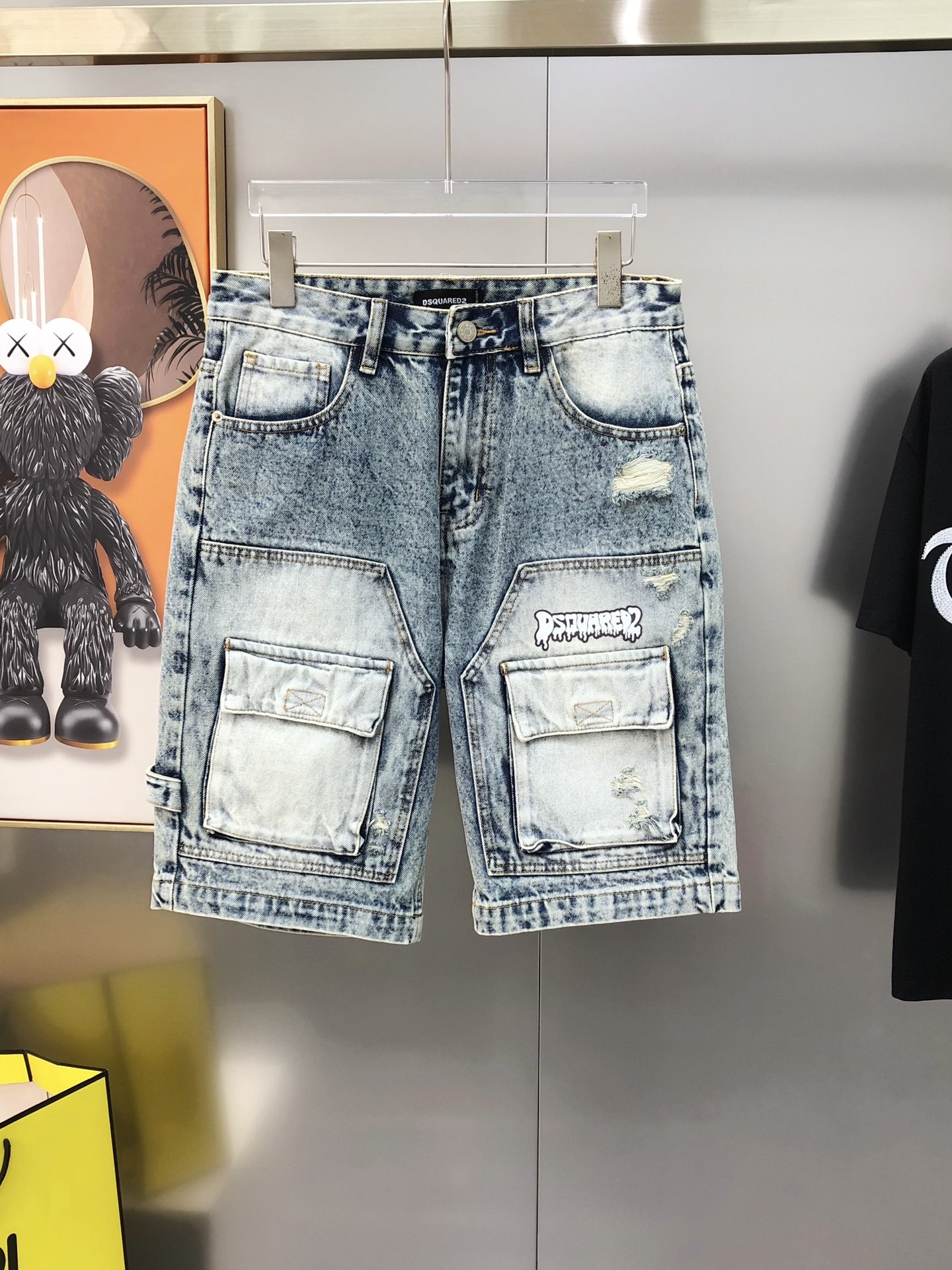 NO:429701,D2 The second-level new men's denim shorts for spring and summer 2025. Official website synchronization. Fashionable and personalized high-end customization. Original single-stand-printed letter logo design. Custom imported denim-washed denim pure cotton fabric. Original auxiliary materials. Fine workmanship. Cool and vitality. Soft and delicate. Comfortable and breathable. Extremely high matching rate. Extremely durable. Counter quality. Super handsome. Stylish. Number of codes. No 35.37. Shipping the next day., shorts, alexander wang.19860909D2 第二次方2025春夏新款男士牛仔短裤 官网同步 时尚个性爆款高端定制 原单狠货 印胶字母logo图案设计 定制进口丹宁水洗牛仔纯棉面料 原版辅料 做工精细 酷劲活力十足 柔软细腻 舒适透气 搭配率极高 耐穿率爆表 专柜品质 上身超帅气 有型 码数28-38码 没35,37隔天出货,,shorts,alexander wang,Men's clothing