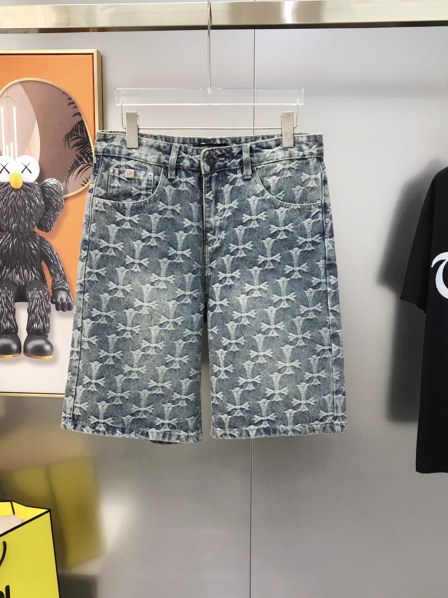 NO:429616,Crowxin's new spring and summer 2025 men's denim shorts, official website synchronization, fashionable and personalized high-end customization, original single-handed goods, jacquard logo craft design, custom imported denim pure cotton fabric, original auxiliary materials, fine workmanship, cool and energetic, soft and delicate, comfortable and breathable, extremely high matching rate, overwhelming wear rate, counter quality, super handsome upper body, stylish, S-3XL=29-36 codes, shipped the next day,,chrome hearts, shorts, alexander wang19860909克罗心2025春夏新款男士牛仔短裤 官网同步 时尚个性爆款高端定制 原单狠货 提花logo工艺设计 定制进口丹宁水洗牛仔纯棉面料 原版辅料 做工精细 酷劲活力十足 柔软细腻 舒适透气 搭配率极高 耐穿率爆表 专柜品质 上身超帅气 有型 码数S-3XL=29-36码 隔天出货,,chrome hearts,shorts,alexander wang,Men's clothing