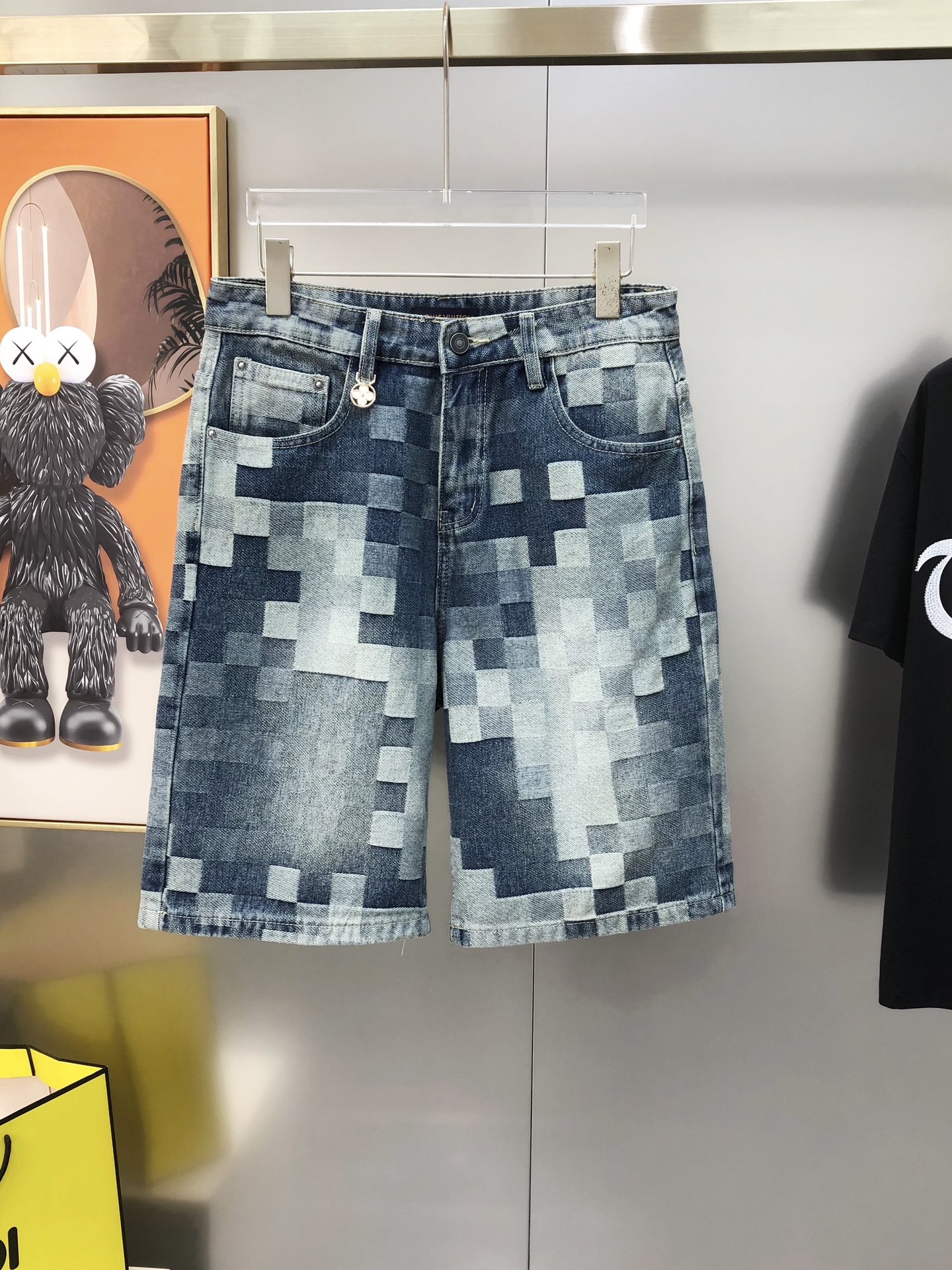 NO:429620,LV Louis Vuitton 2025 Spring and Summer New Men's Denim Shorts Official Website Synchronization Fashionable and Personalized High-end Customization Original Single Product Printed Chess Craft Design Customized Imported Tanning Washed Denim Pure Cotton Fabric Original Auxiliary Materials Fine Workmanship Cool and Vibrant Soft and Delicate Comfortable and Breathable High Matching Rate Explosive Counter Quality Super Handsome Body S-3XL=29-36 Codes Shipped the next day,,louis vuitton,louis vuitton,shorts,alexander wang19860909LV 路易威登2025春夏新款男士牛仔短裤 官网同步 时尚个性爆款高端定制 原单狠货 印花棋格工艺设计 定制进口丹宁水洗牛仔纯棉面料 原版辅料 做工精细 酷劲活力十足 柔软细腻 舒适透气 搭配率极高 耐穿率爆表 专柜品质 上身超帅气 有型 码数S-3XL=29-36码 隔天出货,,louis vuitton,louis vuitton,shorts,alexander wang,Men's clothing