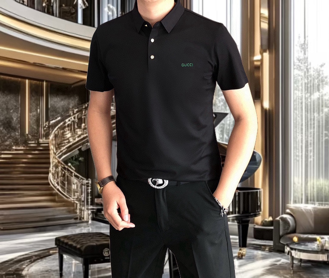 NO:429652,G*cci Guqi 2025 spring and summer new style original single men's lapel short-sleeved Polo shirt T-shirt hit style simple and fashionable and versatile high-end quality seamless edging three-dimensional embroidered letter logo design Custom imported double-strand mercerized bead floor cotton fabric comfortable to wear, breathable, high-grade and textured, simple and generous, fashionable and unique, casual and casual upper body, handsome and stylish, showing the temperament of a big brand. Size M-4XL (maximum wearable about 195 kilograms, please report height and weight to place an order), T-shirt,tees,t-shirt,alexander wang19860909G*cci 古齐2025春夏新款原单男士翻领短袖Polo衫T恤 爆款 简洁时尚百搭 高端品质 无缝包边 立体刺绣字母logo设计 定制进口双股丝光珠地棉面料 穿着舒适 透气 档次高很有质感 简单大方得体 时尚不失个性 上身休闲随性 帅气有型 彰显大牌气质.尺码M-4XL（最大可穿195斤左右 下单请报身高体重）,,T-shirt,tees，t-shirt,alexander wang,Men's clothing