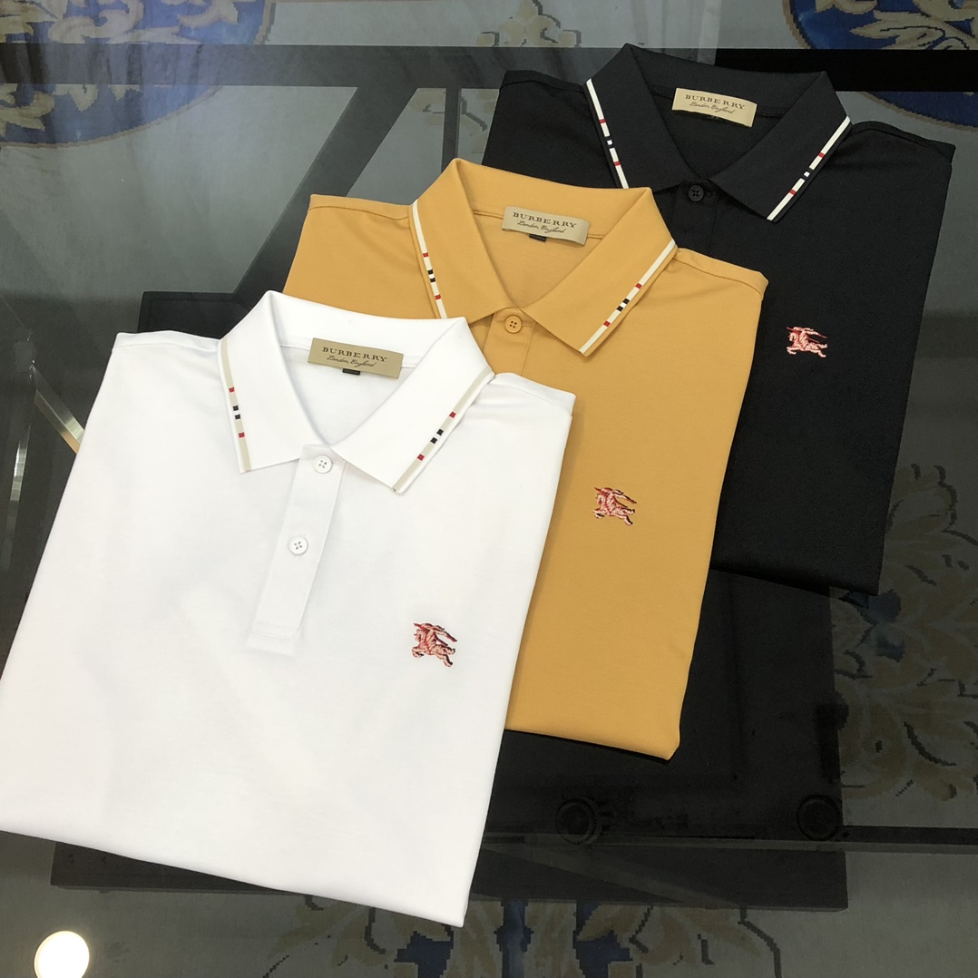 NO:429657,BURBE** Burberry 2025 spring and summer new original single men's lapel Polo shirt short-sleeved T-shirt high-end customization simple and fashionable and versatile hot three-dimensional embroidered war horse logo pattern design custom imported mercerized bead floor cotton fabric comfortable to wear, breathable, high grade and texture, simple and generous, fashionable and personalized, casual and casual upper body, handsome and stylish, showing the temperament of a big brand. Three standards are complete, full size M-4XL (maximum wearable about 195 kilograms, please report height and weight to place an order) shipped the next day 3 colors available, burberry, burberry, T-shirt, tees, t-shirt, alexander wang19860909BURBE** 巴宝莉2025春夏新款原单男士翻领Polo衫短袖T恤 高端定制 简洁时尚百搭爆款立体刺绣战马logo图案设计 定制进口丝光珠地棉面料 穿着舒适 透气 档次高很有质感 简单大方得体 时尚不失个性 上身休闲随性 帅气有型 彰显大牌气质.三标齐 全尺码M-4XL（最大可穿195斤左右 下单请报身高体重) 隔天出货 3色可选,,burberry,burberry,T-shirt,tees，t-shirt,alexander wang,Men's clothing