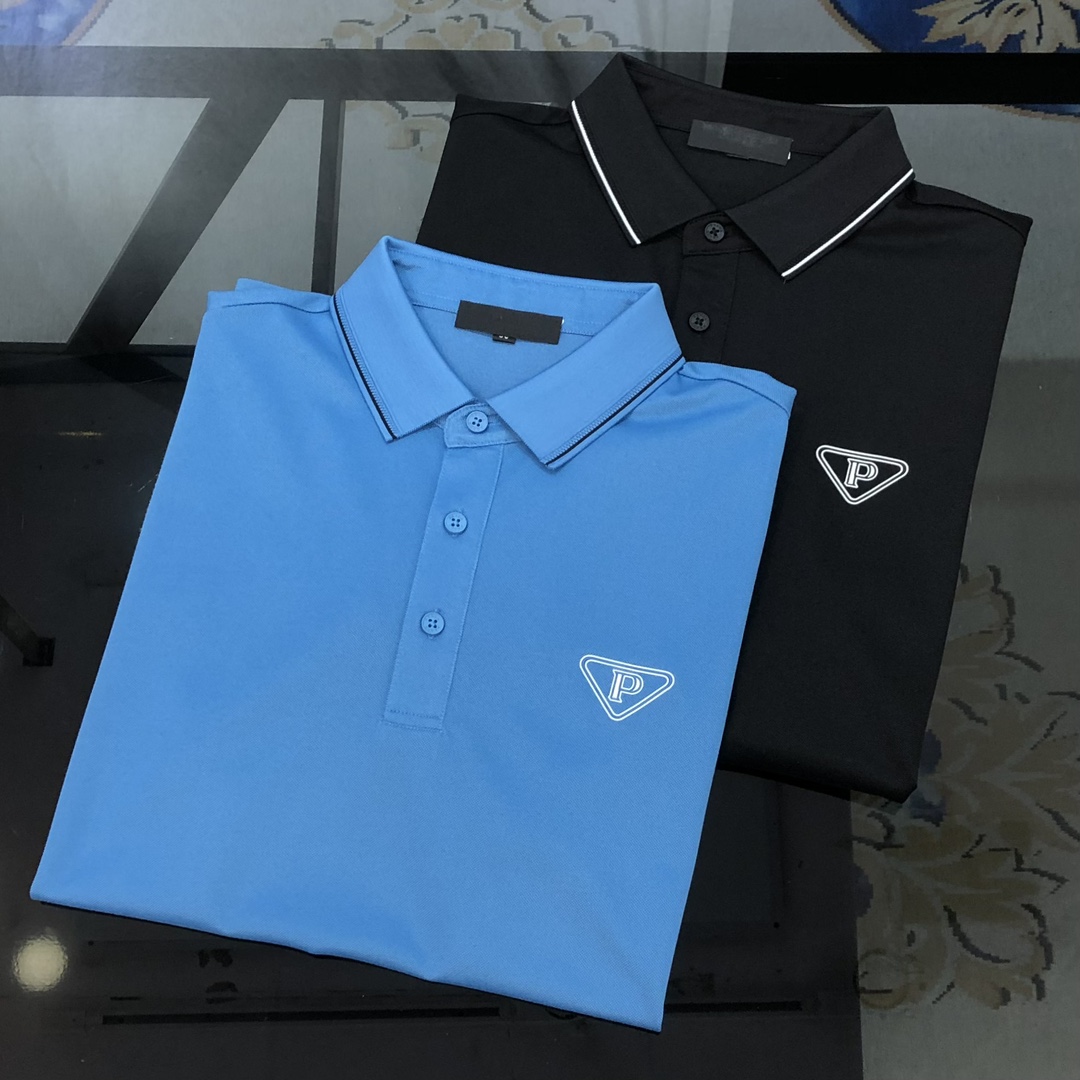 NO:429654,P*ADA 2025 spring and summer new original single men's lapel Polo shirt short-sleeved T-shirt high-end customization simple and fashionable and versatile embossed glue logo pattern design custom imported mercerized bead floor cotton fabric comfortable to wear, breathable, high grade and texture, simple and generous, fashionable and personalized, casual and casual upper body, handsome and stylish, showing the temperament of a big brand. Three standards are complete, full size M-4XL (maximum wearable about 195 kilograms, please report height and weight to place an order) Shipping the next day Black Blue,,prada,T-shirt,tees,t-shirt,alexander wang19860909P*ADA 普拉哒2025春夏新款原单男士翻领Polo衫短袖T恤 高端定制 简洁时尚百搭爆款压花印胶logo图案设计 定制进口丝光珠地棉面料 穿着舒适 透气 档次高很有质感 简单大方得体 时尚不失个性 上身休闲随性 帅气有型 彰显大牌气质.三标齐 全尺码M-4XL（最大可穿195斤左右 下单请报身高体重) 隔天出货 黑色 蓝色,,prada,T-shirt,tees，t-shirt,alexander wang,Men's clothing